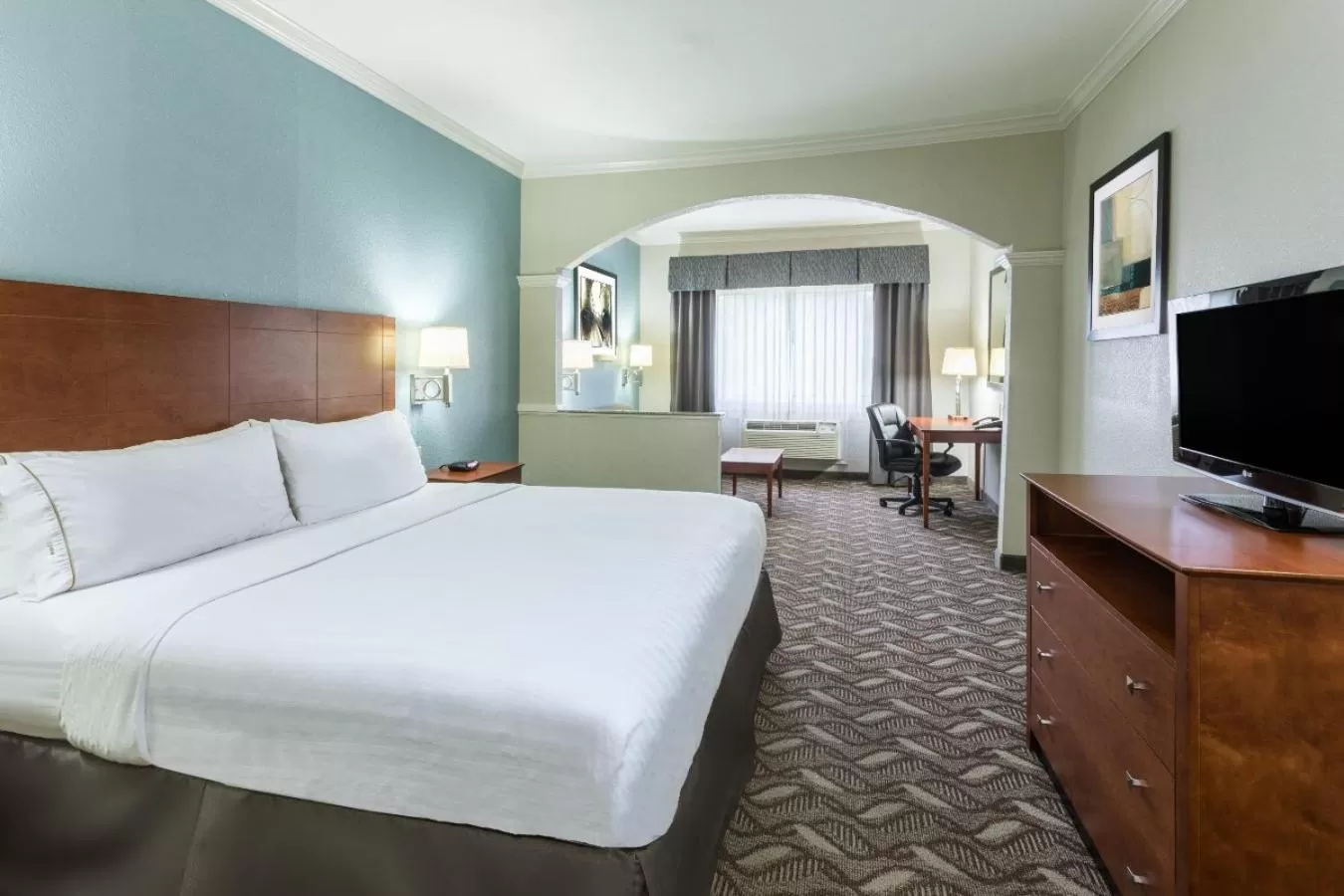 Bed in Holiday Inn Express Hotel and Suites Lake Charles by IHG