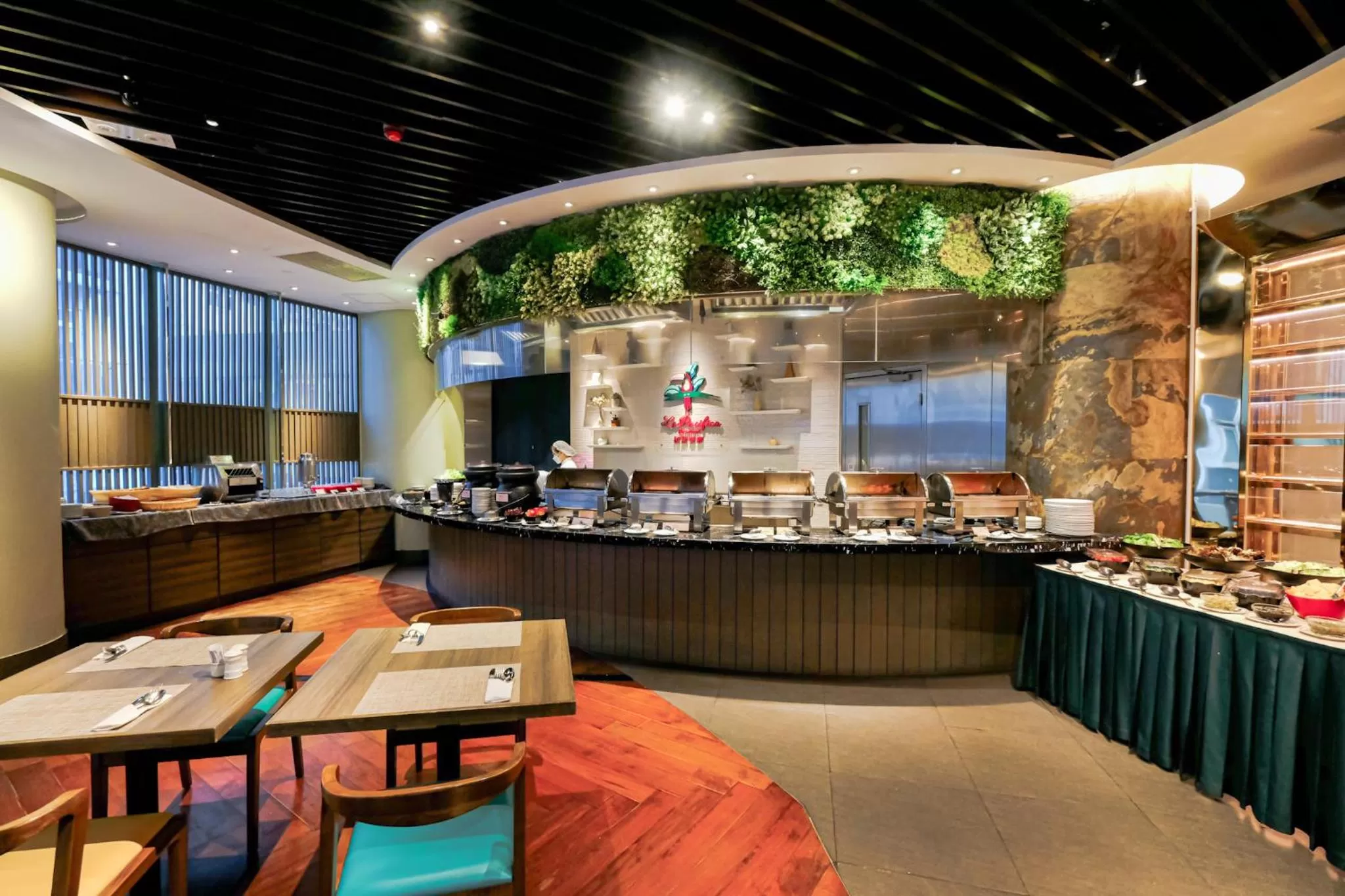 Restaurant/places to eat in South Pacific Hotel