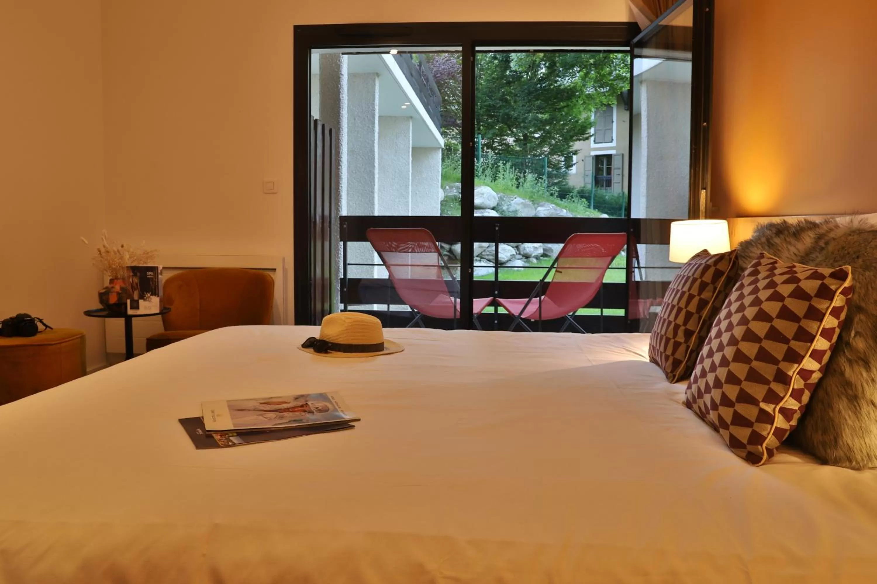 Bedroom, Bed in SOWELL HOTELS Mont Blanc et SPA