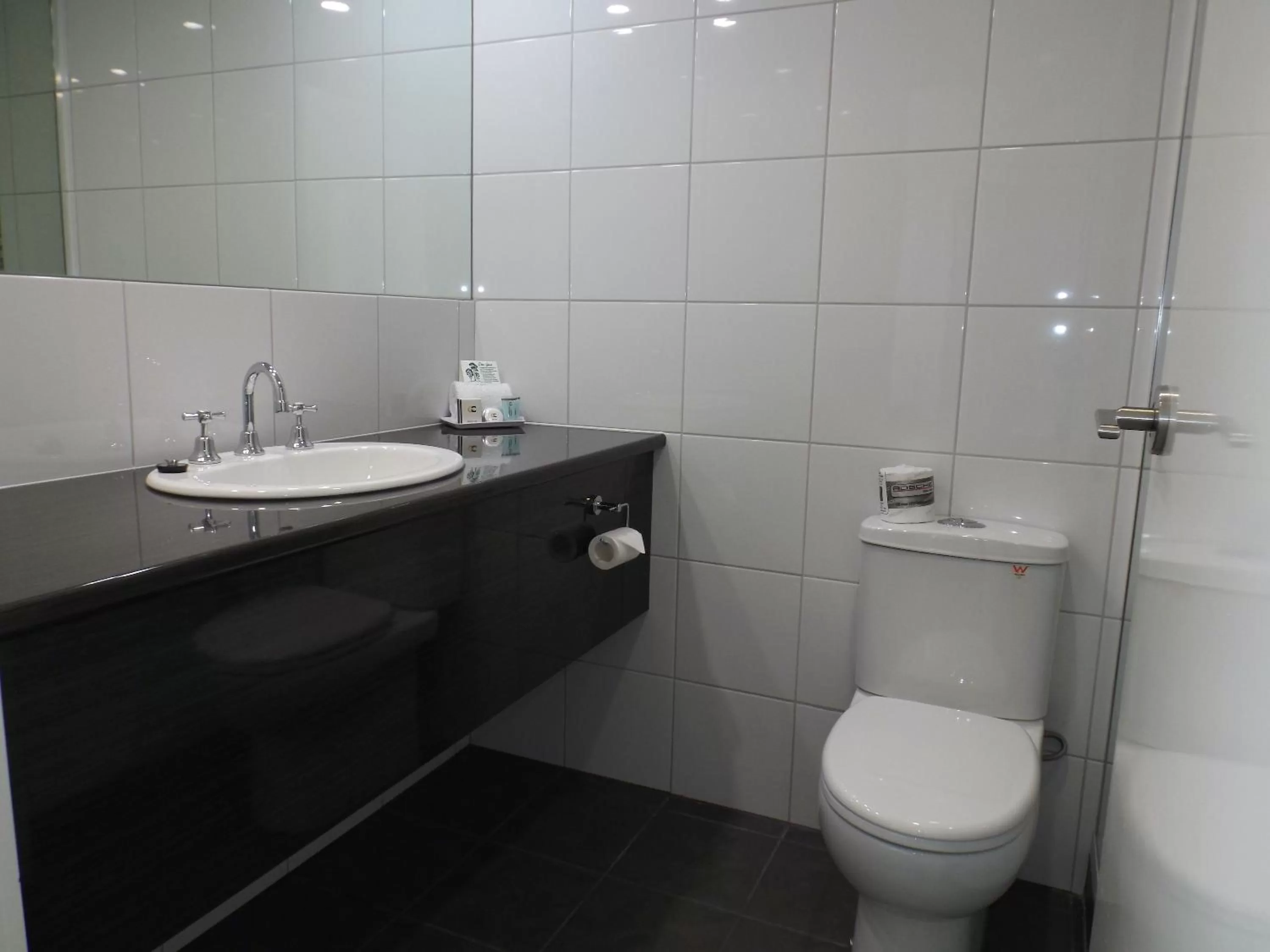 Bathroom in Central Court Motel Warrnambool