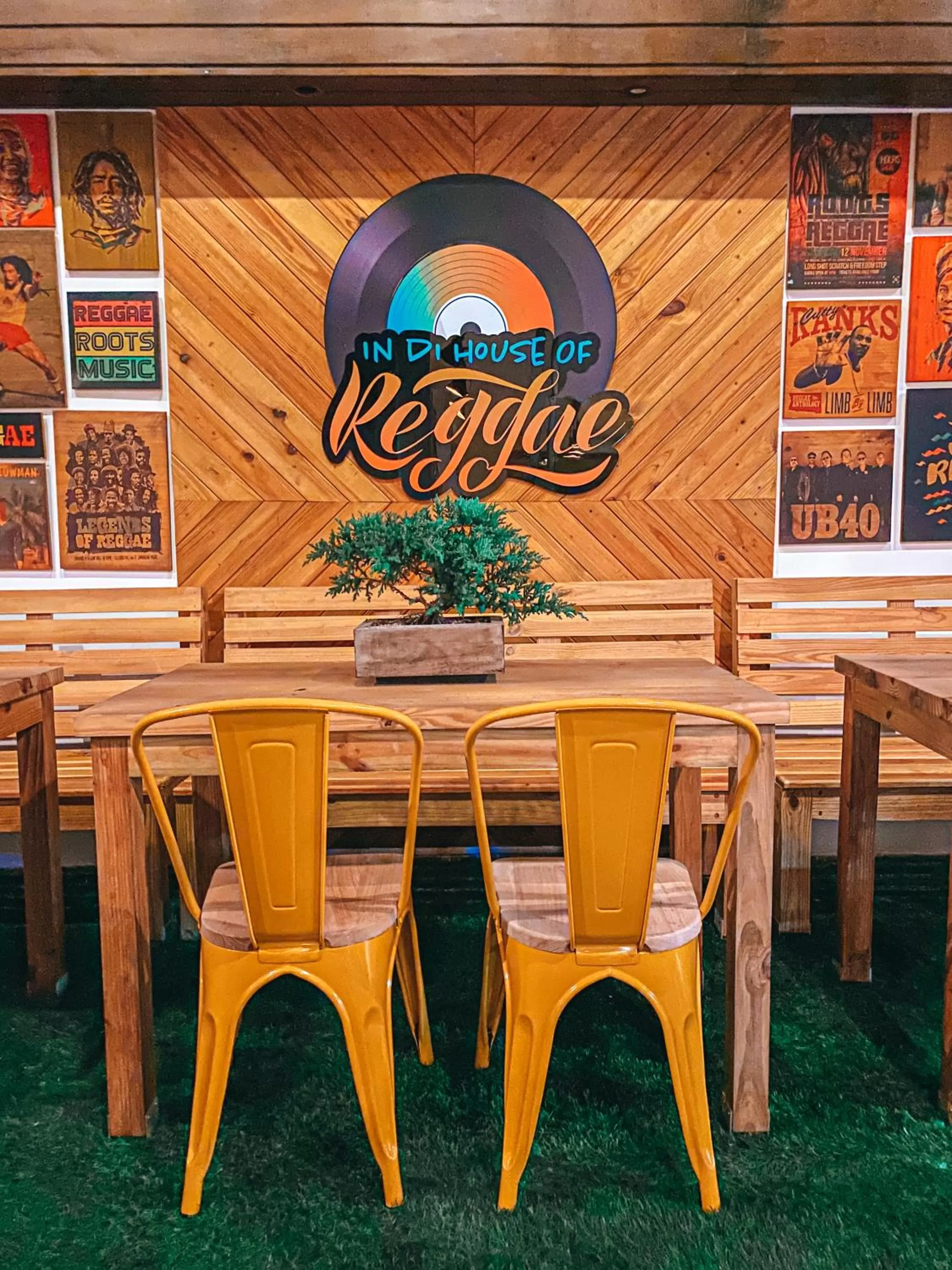 Restaurant/places to eat in In Di House of Reggae Boutique