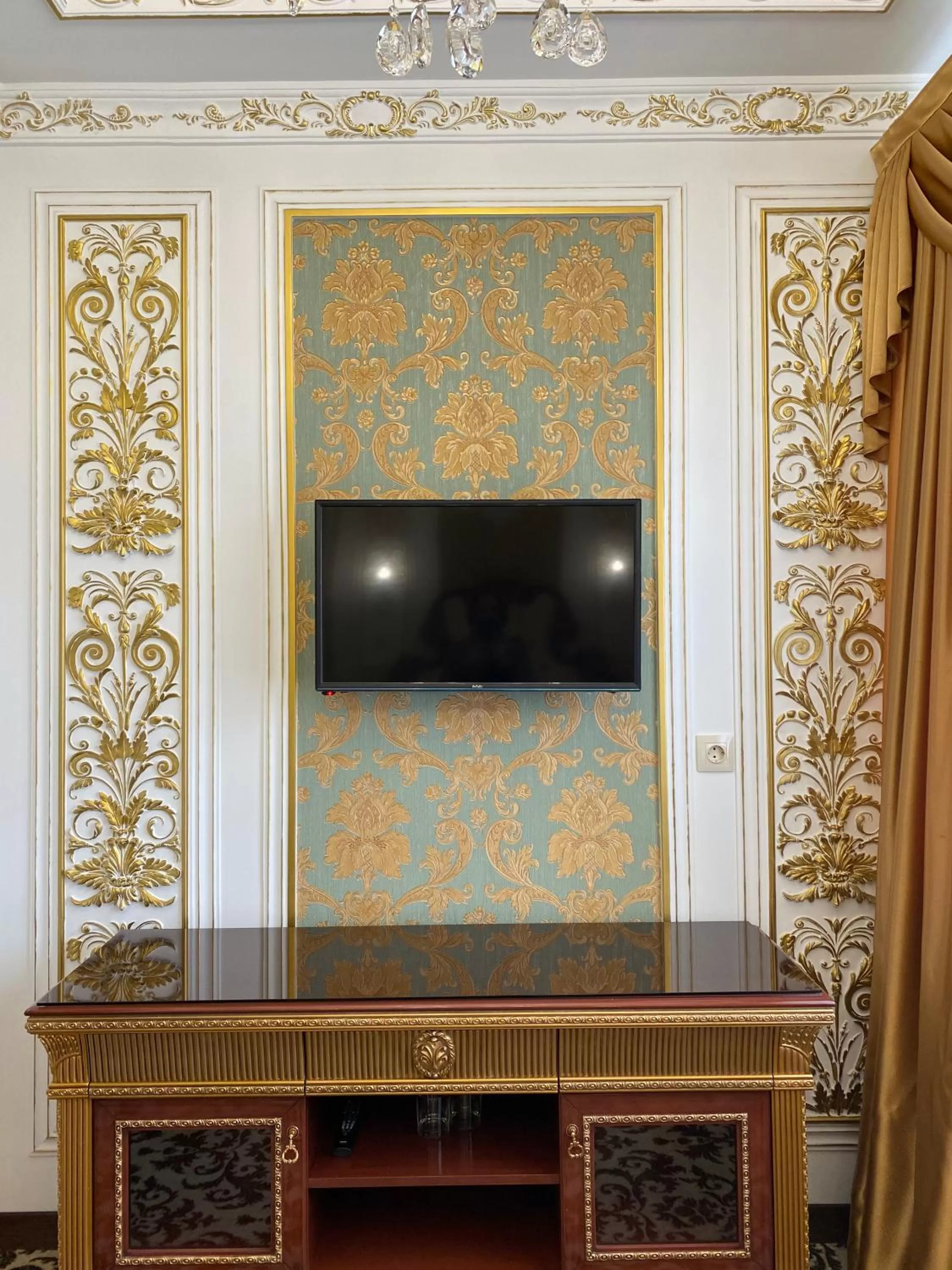 Communal lounge/ TV room, TV/Entertainment Center in Lion Hotel