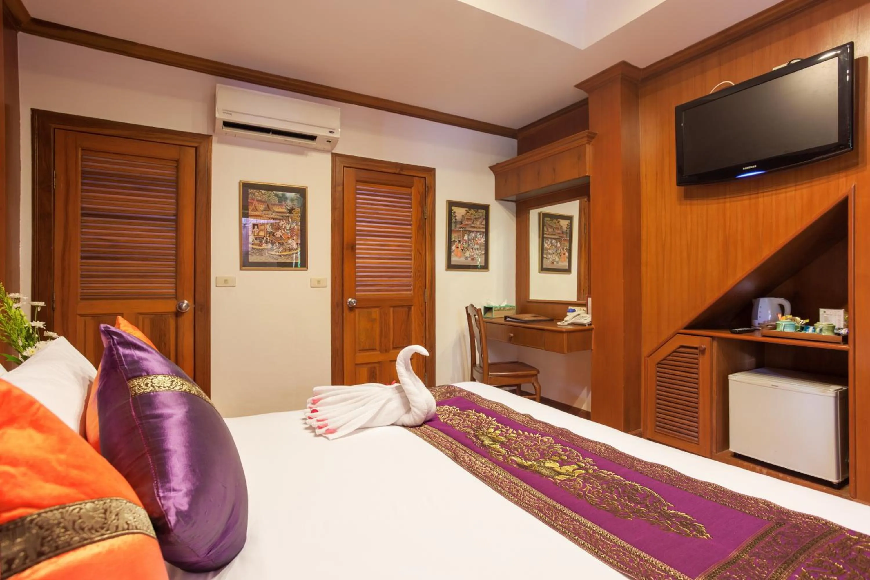 Bed in Royal Phawadee Village Patong - 2 Minutes walk to the beach