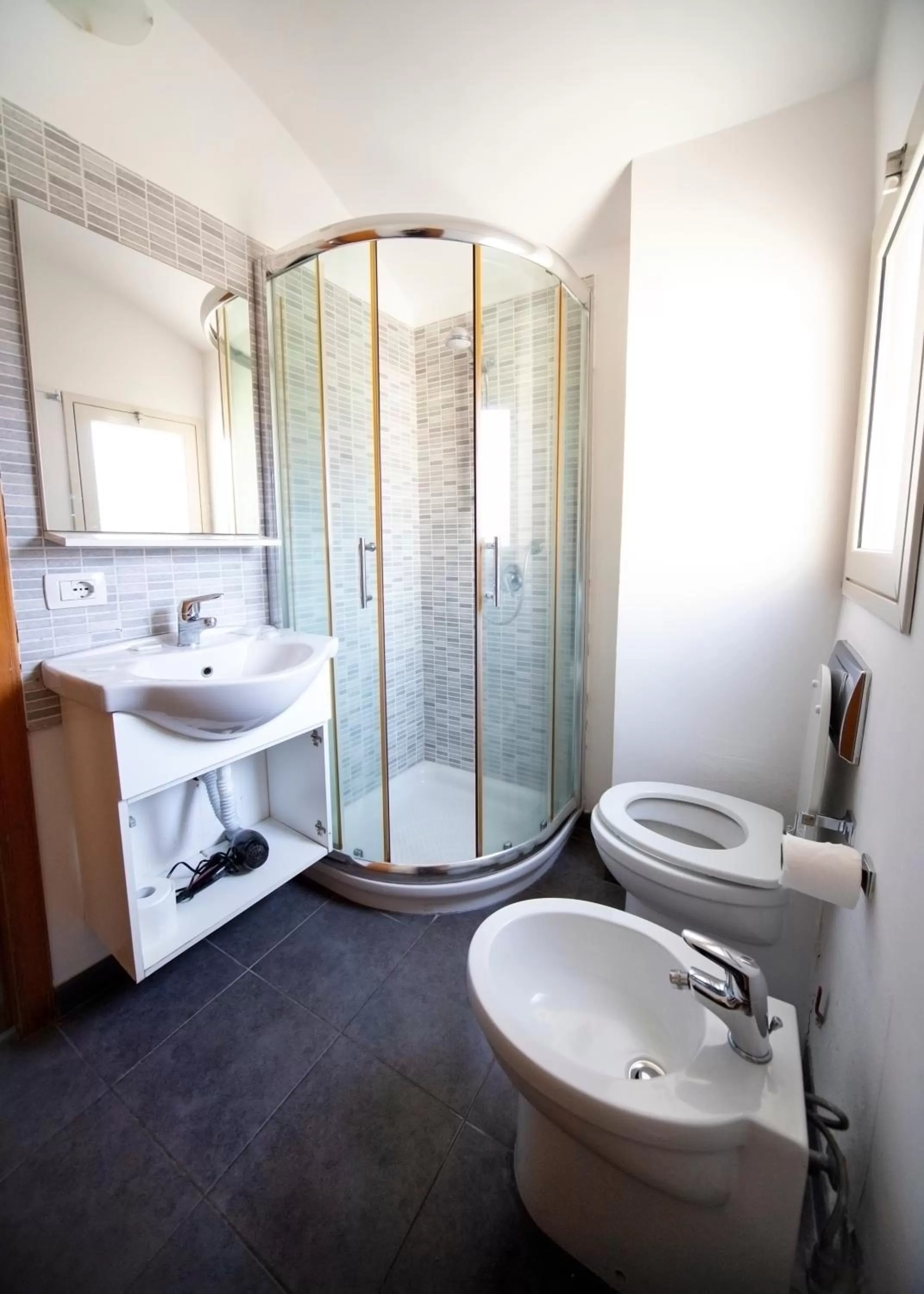 Shower, Bathroom in Zurria Rooms