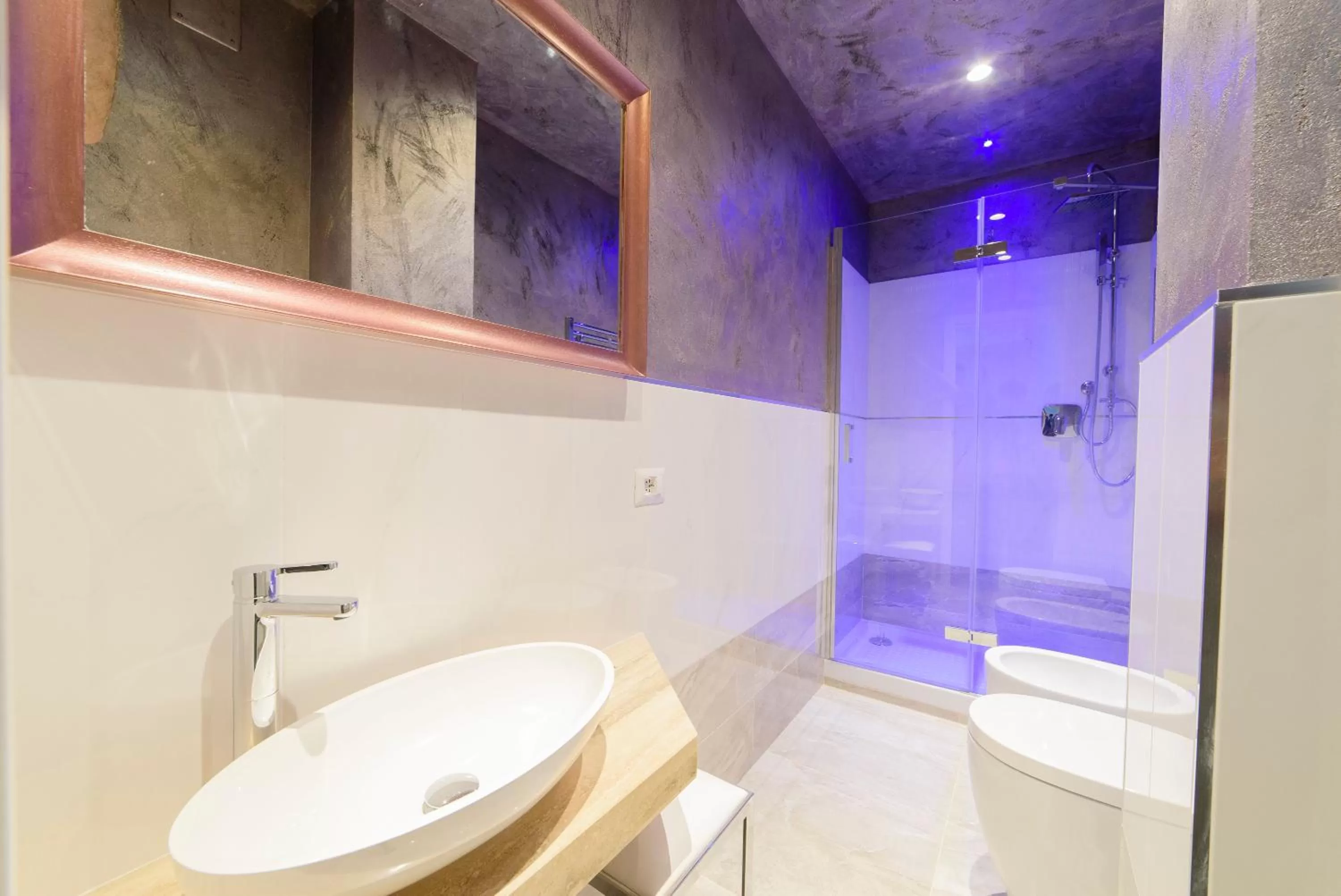 Shower in Hotel Vespasiano