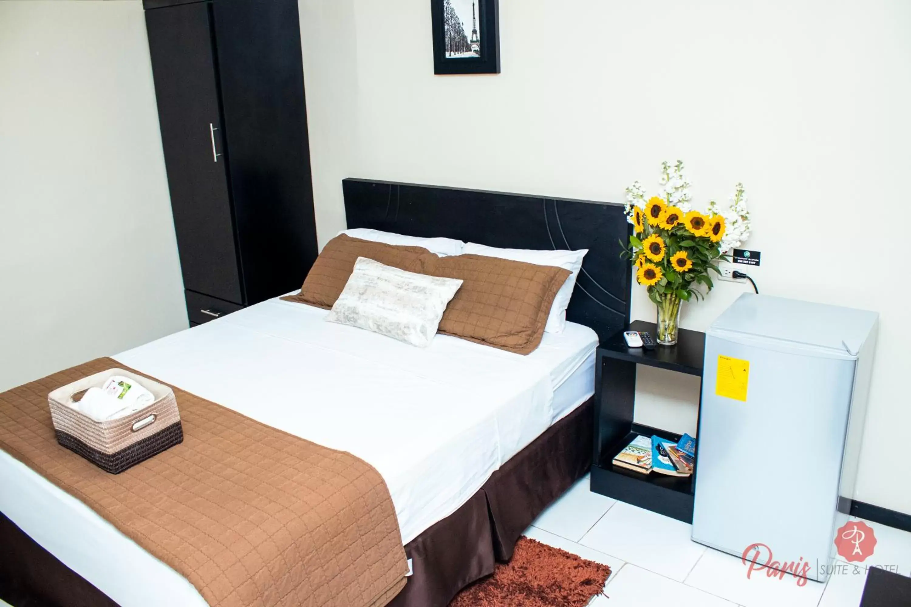 Queen Room in Paris Suite Hotel Queen Room in Paris Suite Hotel