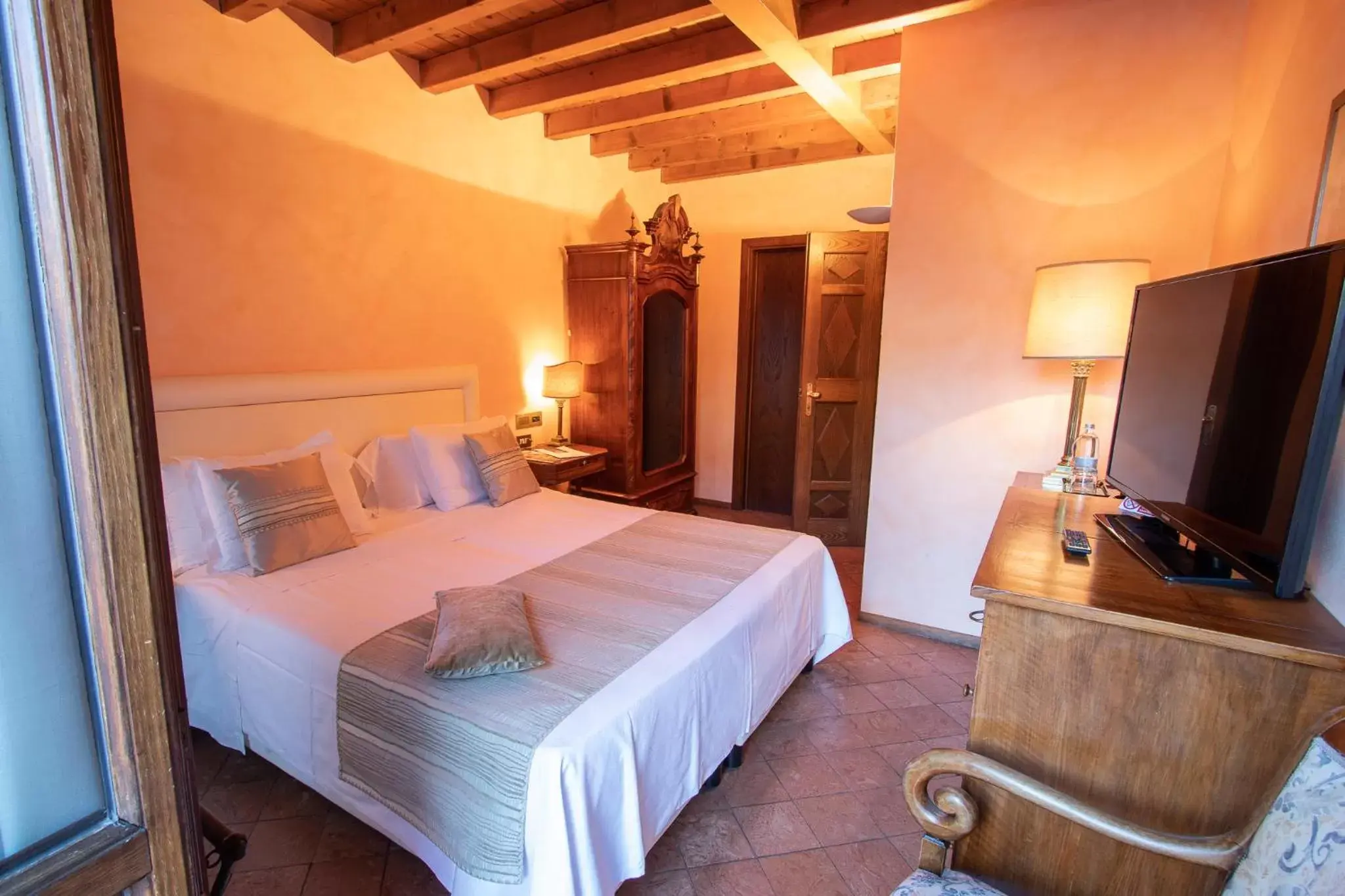 Double or Twin Room in Albergo Le Due Corti Double or Twin Room in Albergo Le Due Corti