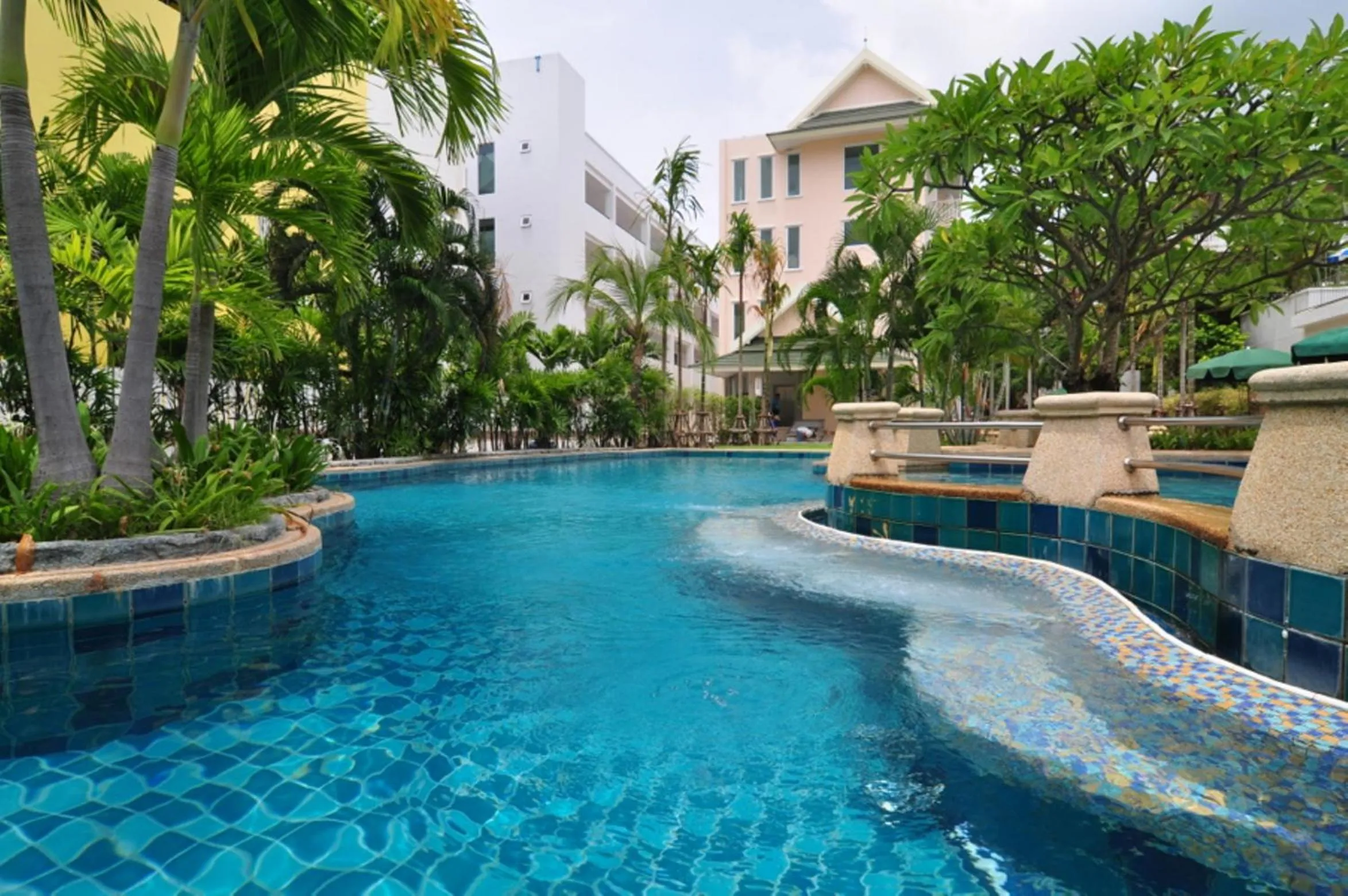 Swimming pool in Baan Karonburi Resort