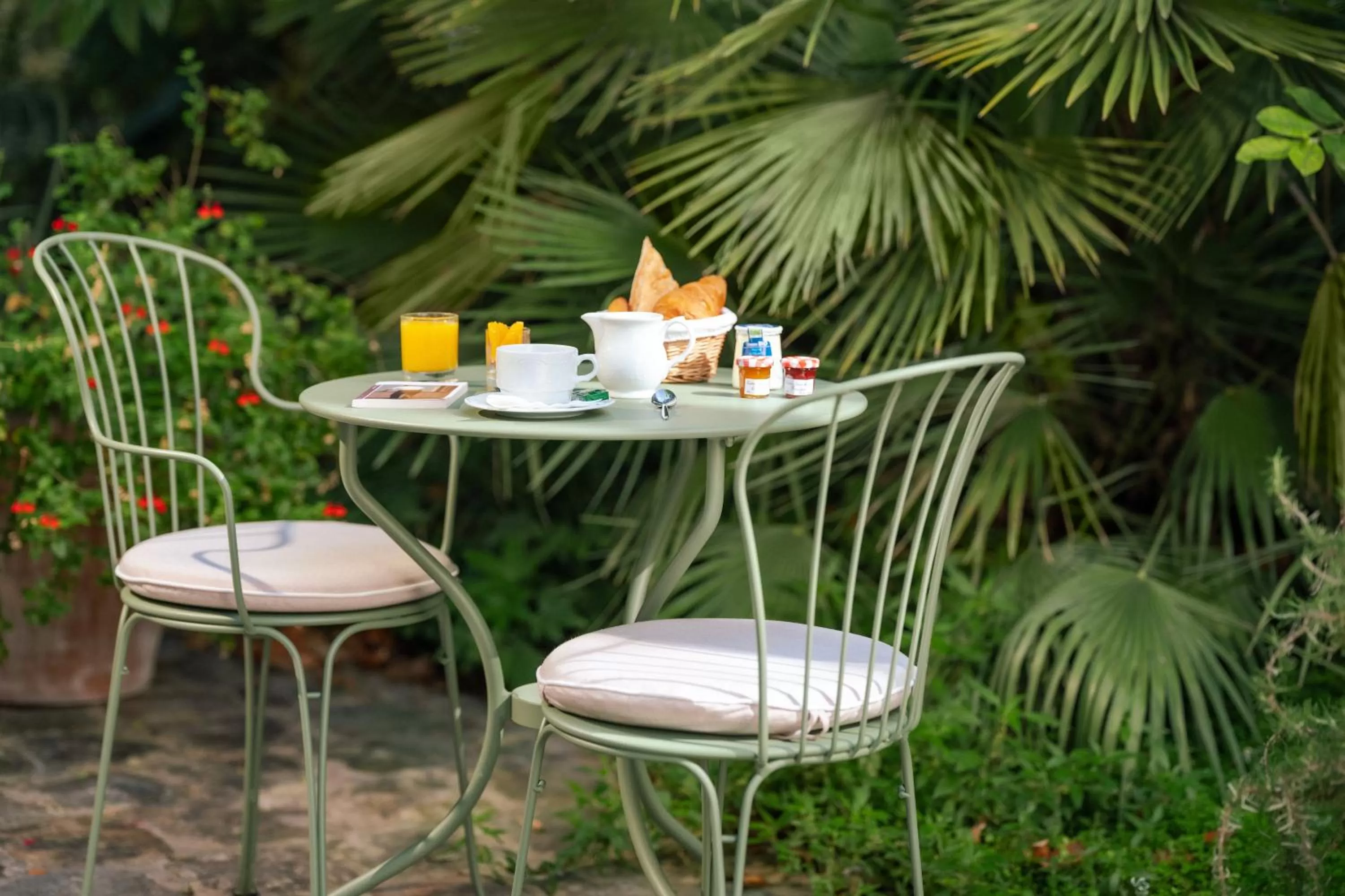 Garden in Hotel des Grandes Ecoles