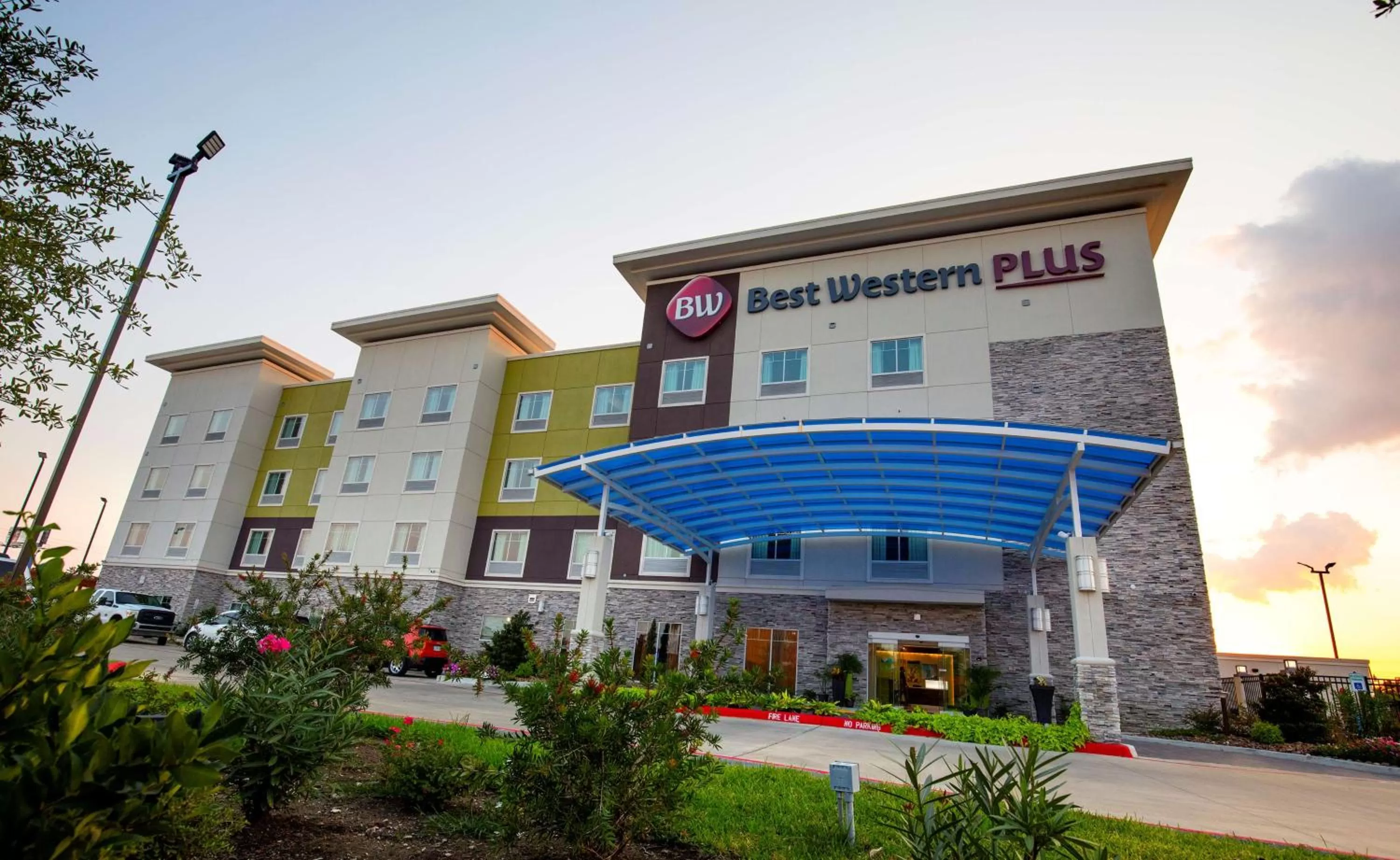 Property Building in Best Western Plus Pasadena Inn & Suites