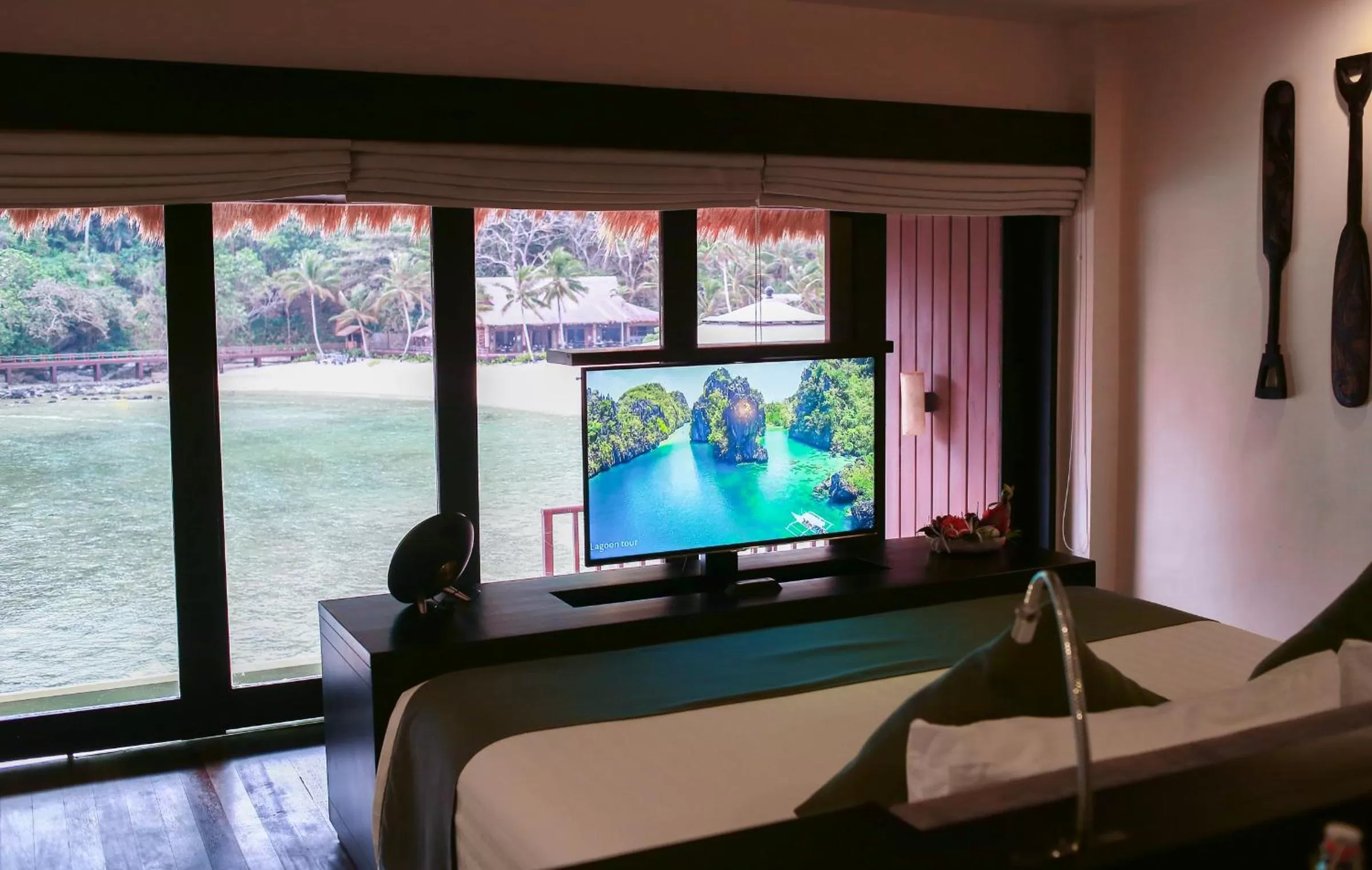 TV and multimedia in Cauayan Island Resort and Spa