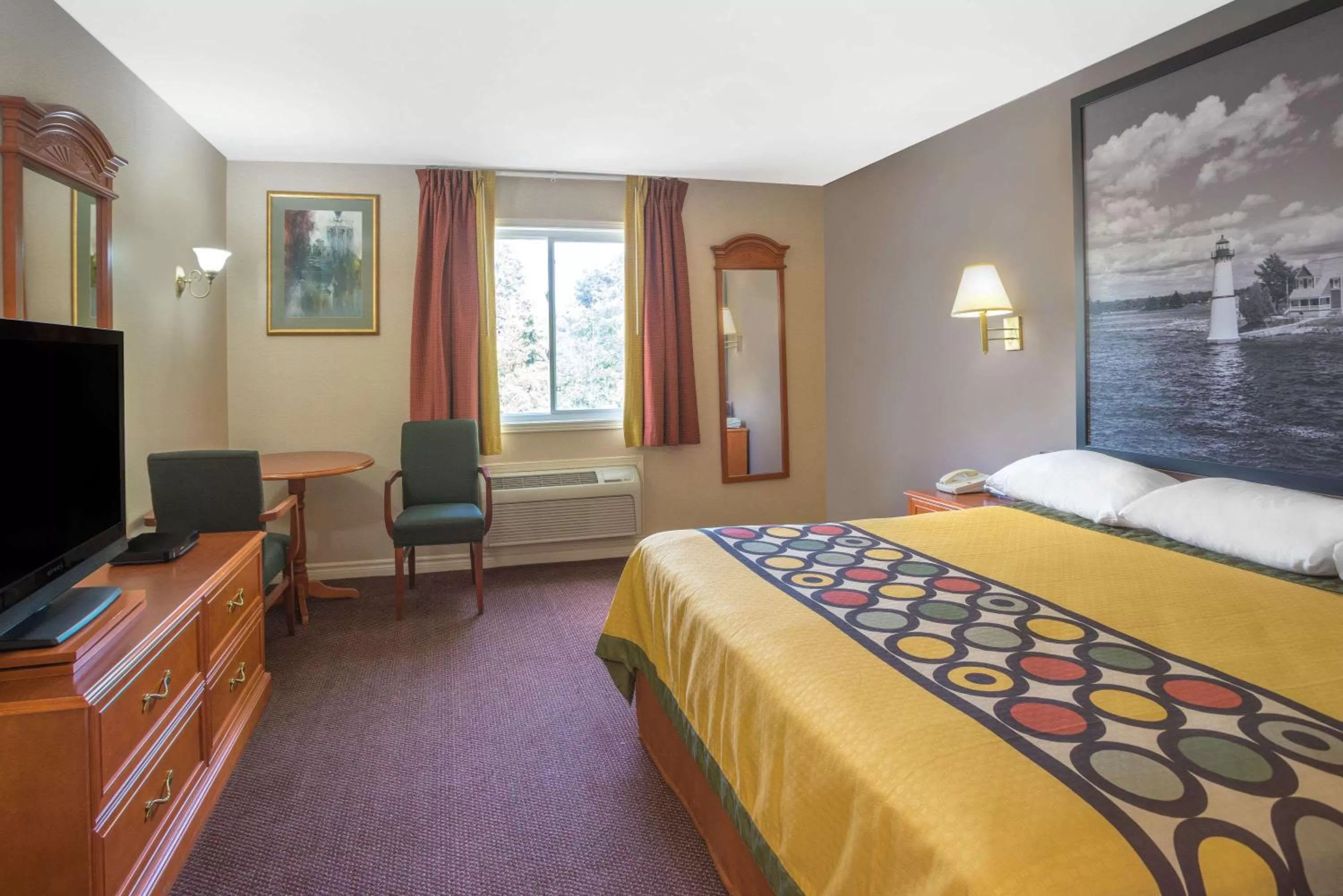 Photo of the whole room, Bed in Super 8 by Wyndham Kingston