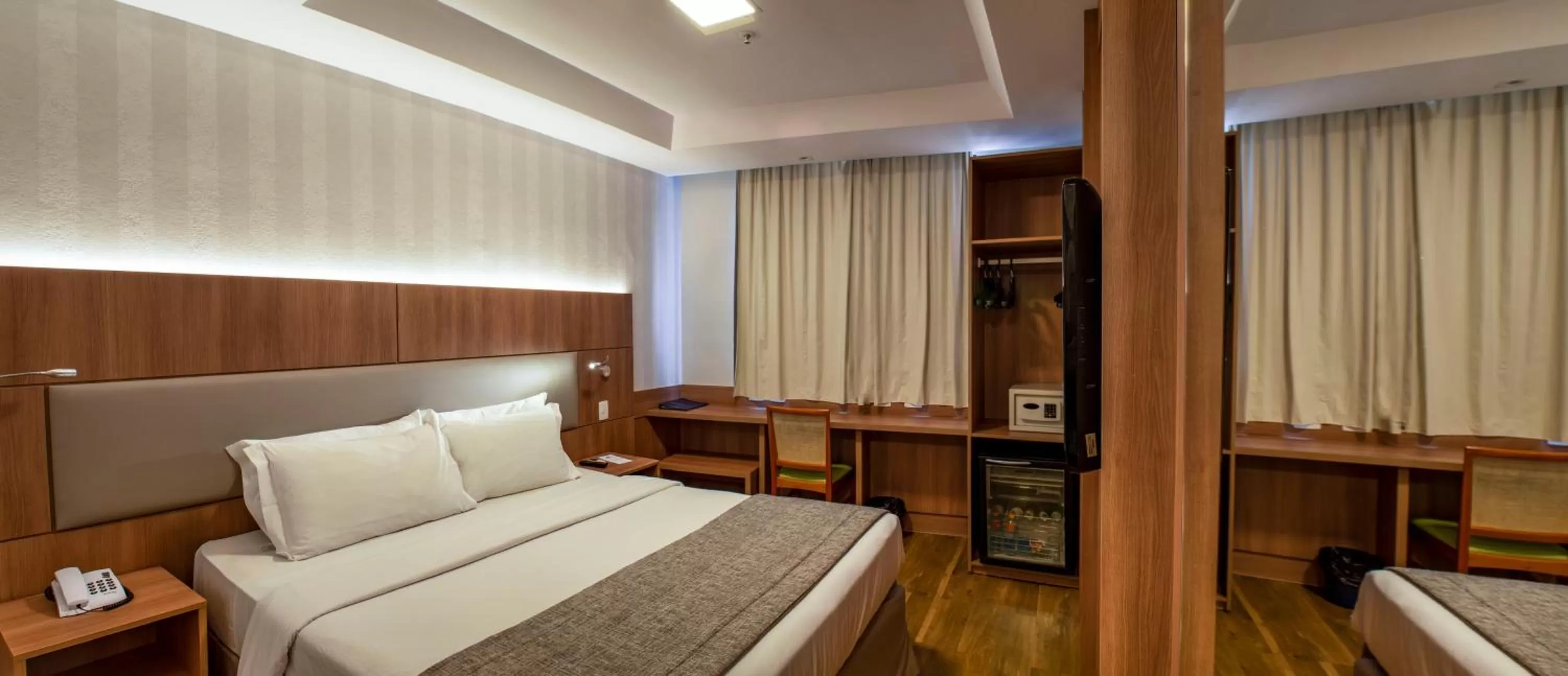 Photo of the whole room, Bed in Hotel Astoria Copacabana