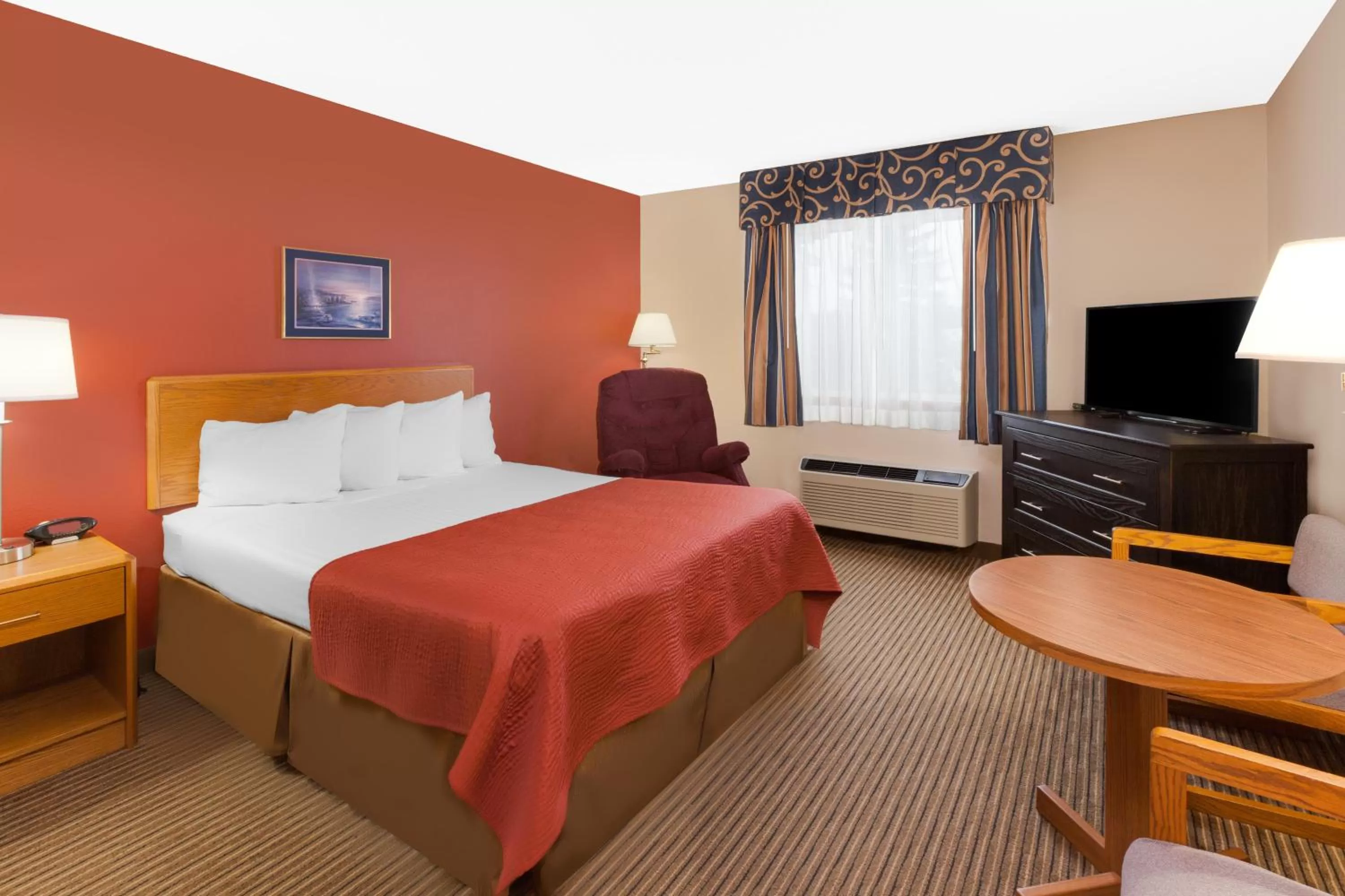 Photo of the whole room, Bed in Super 8 by Wyndham St. Ignace