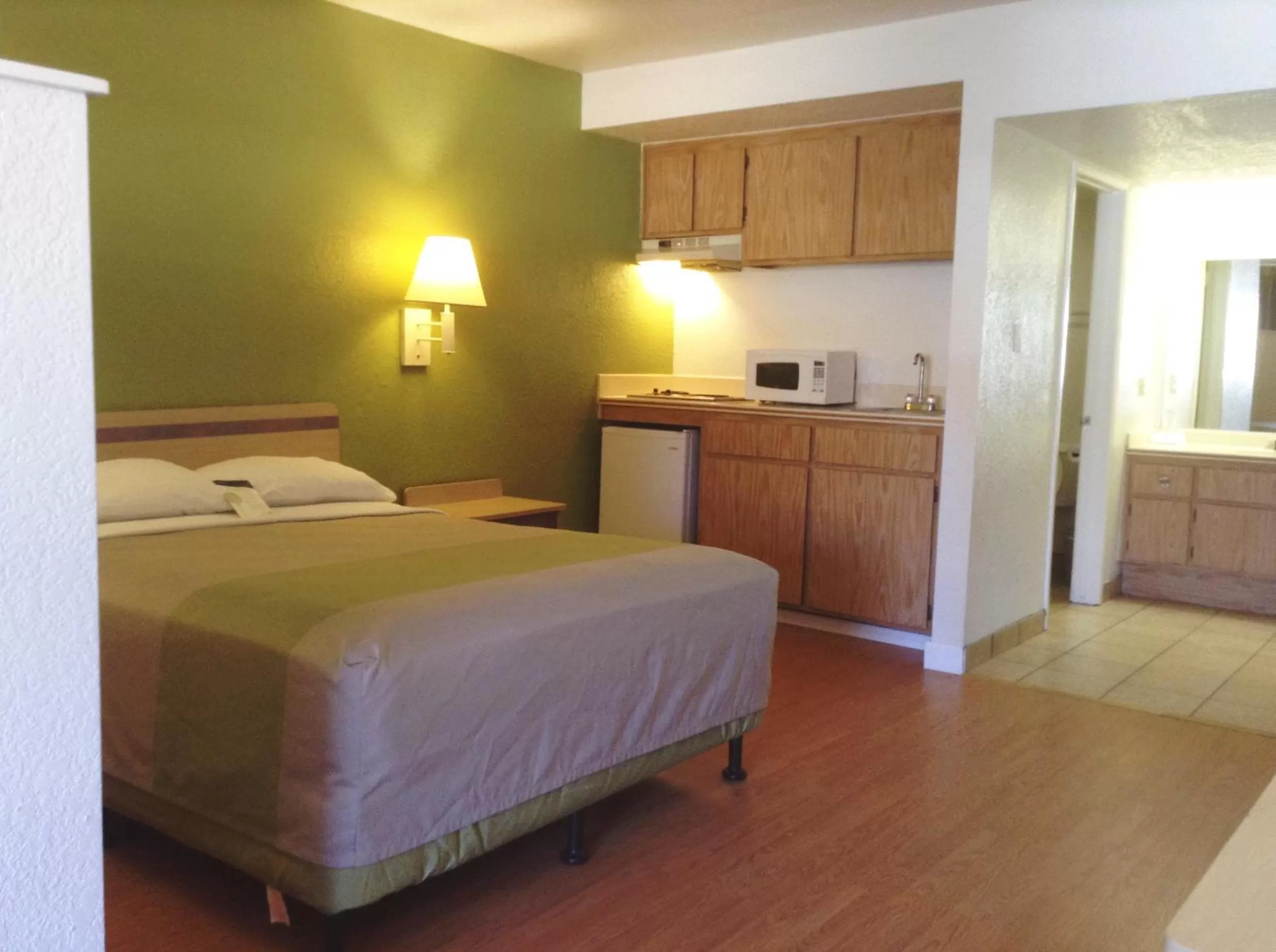 Photo of the whole room, Bed in Motel 6 Hemet