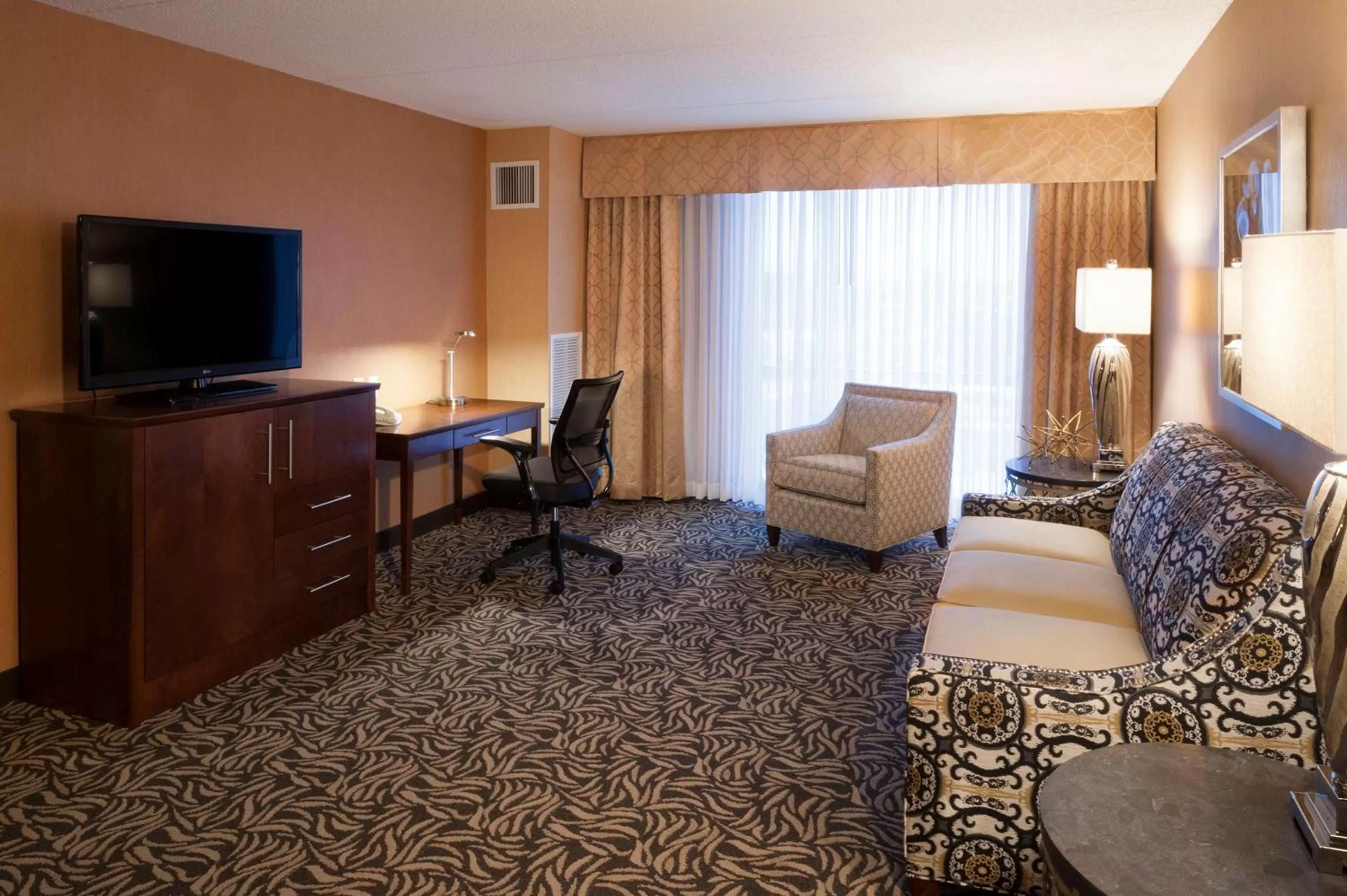 Living room in DoubleTree by Hilton Bay City - Riverfront