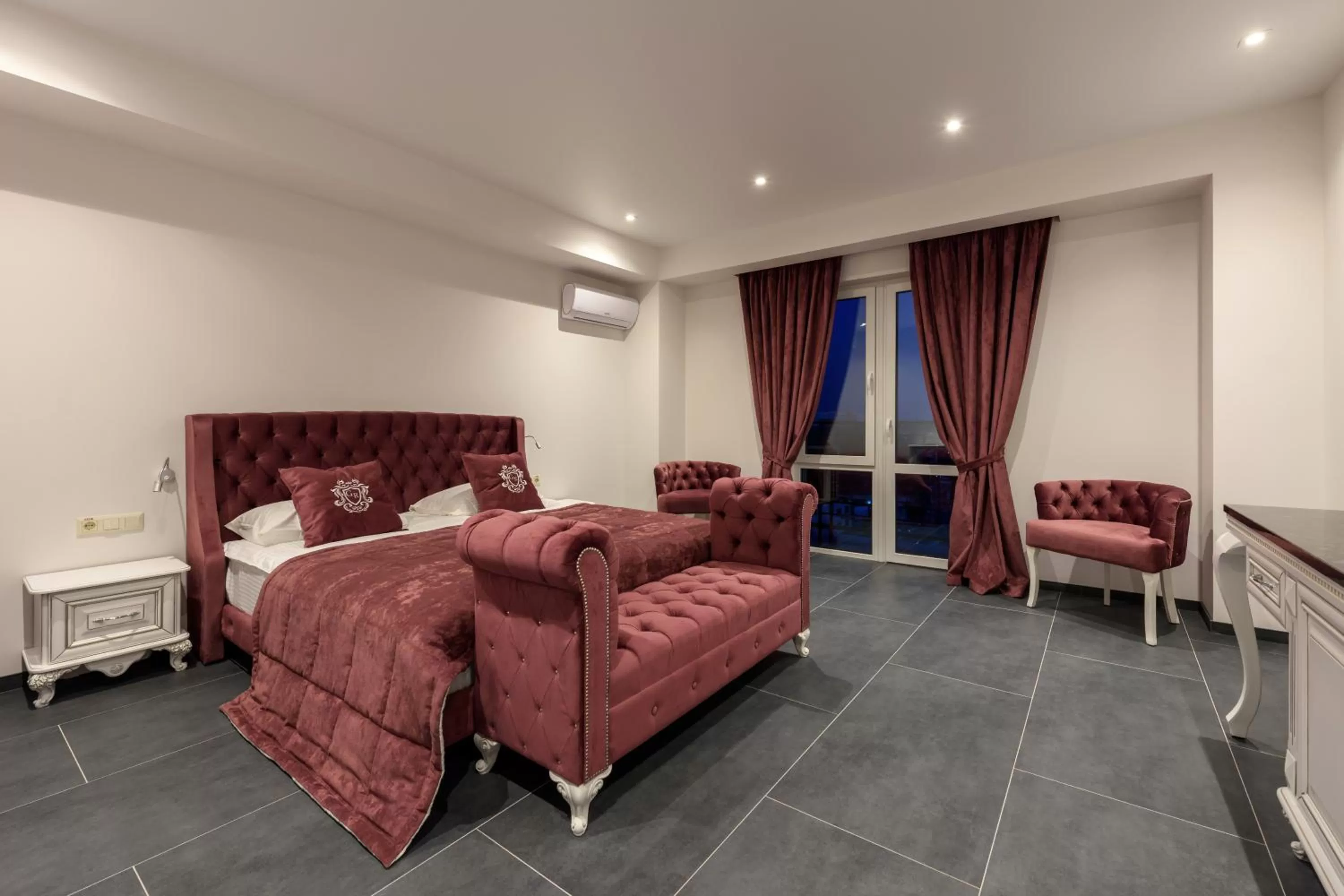 Photo of the whole room, Bed in Grand Royal