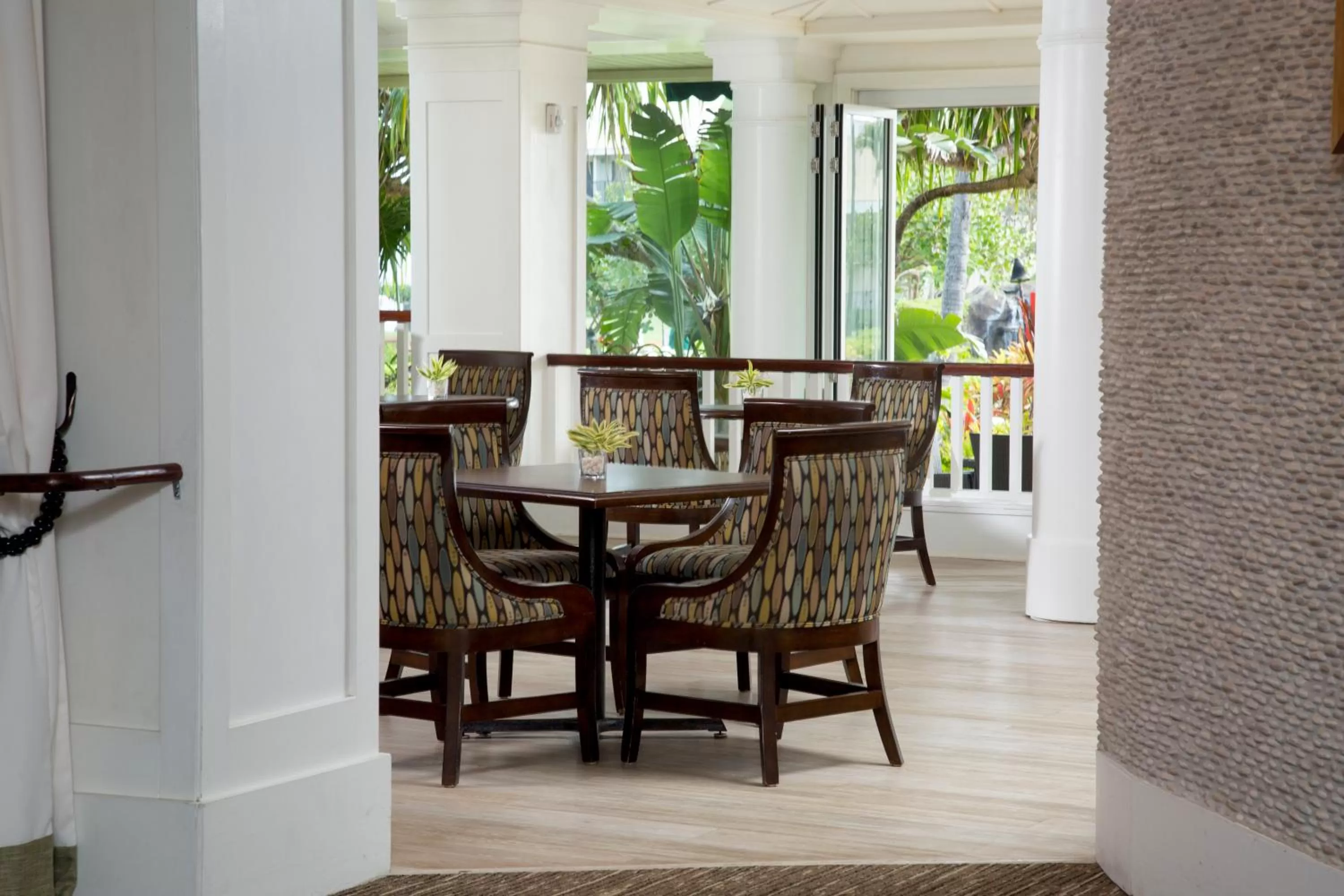 Lounge or bar in OUTRIGGER Kaua'i Beach Resort & Spa