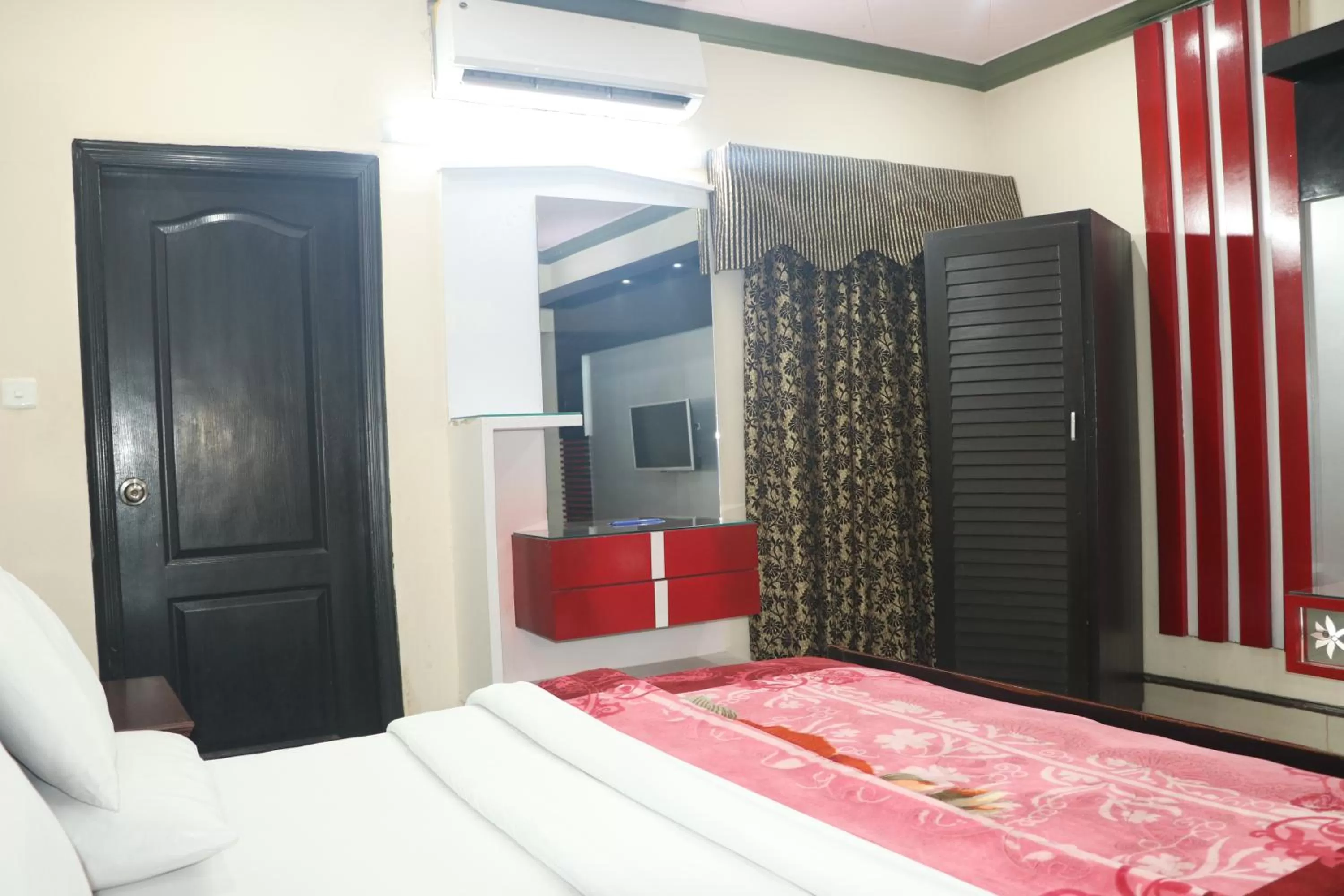 Bedroom, Bed in Hotel Grace inn