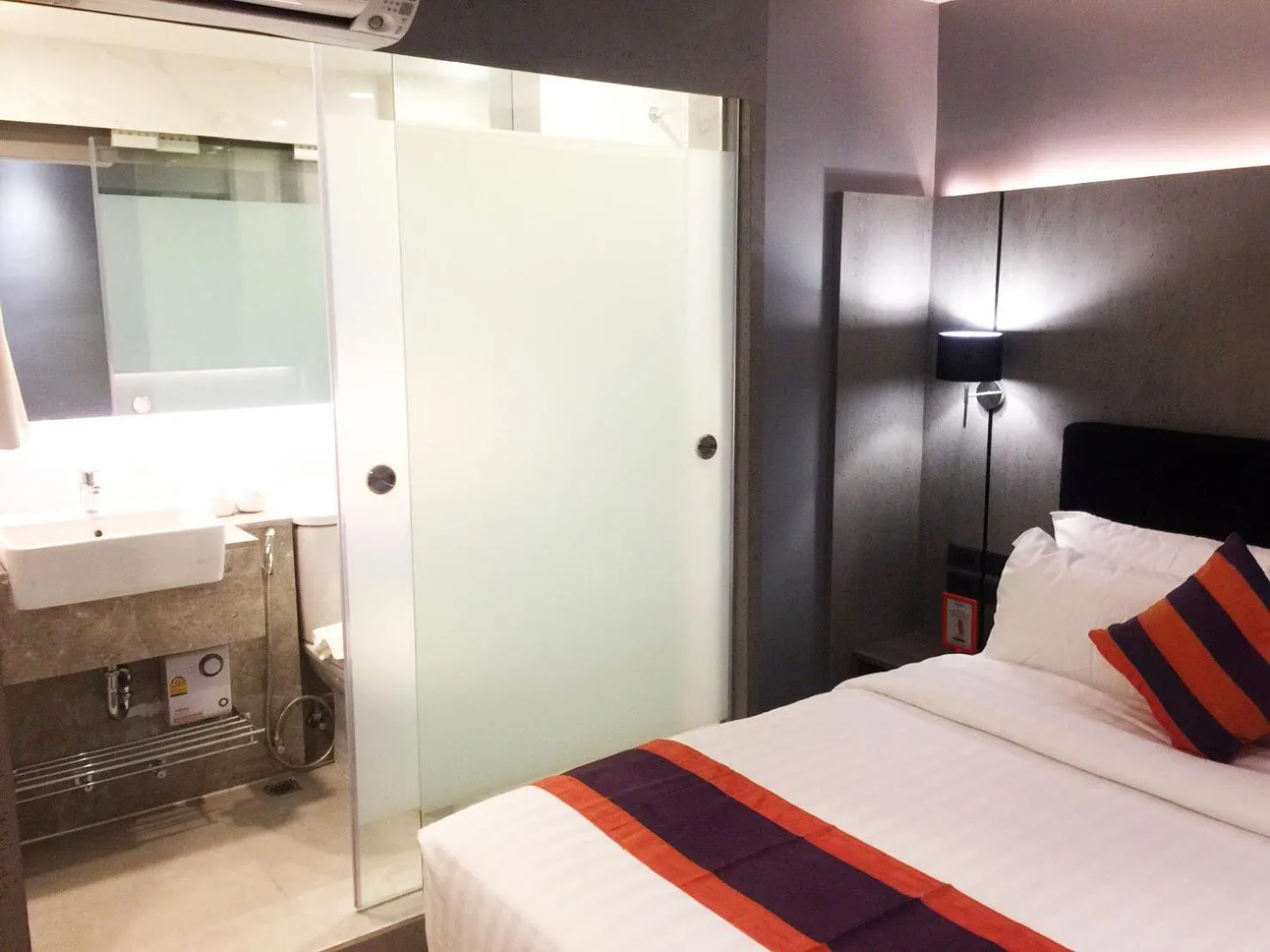 Bathroom, Bed in Studio Ekamai