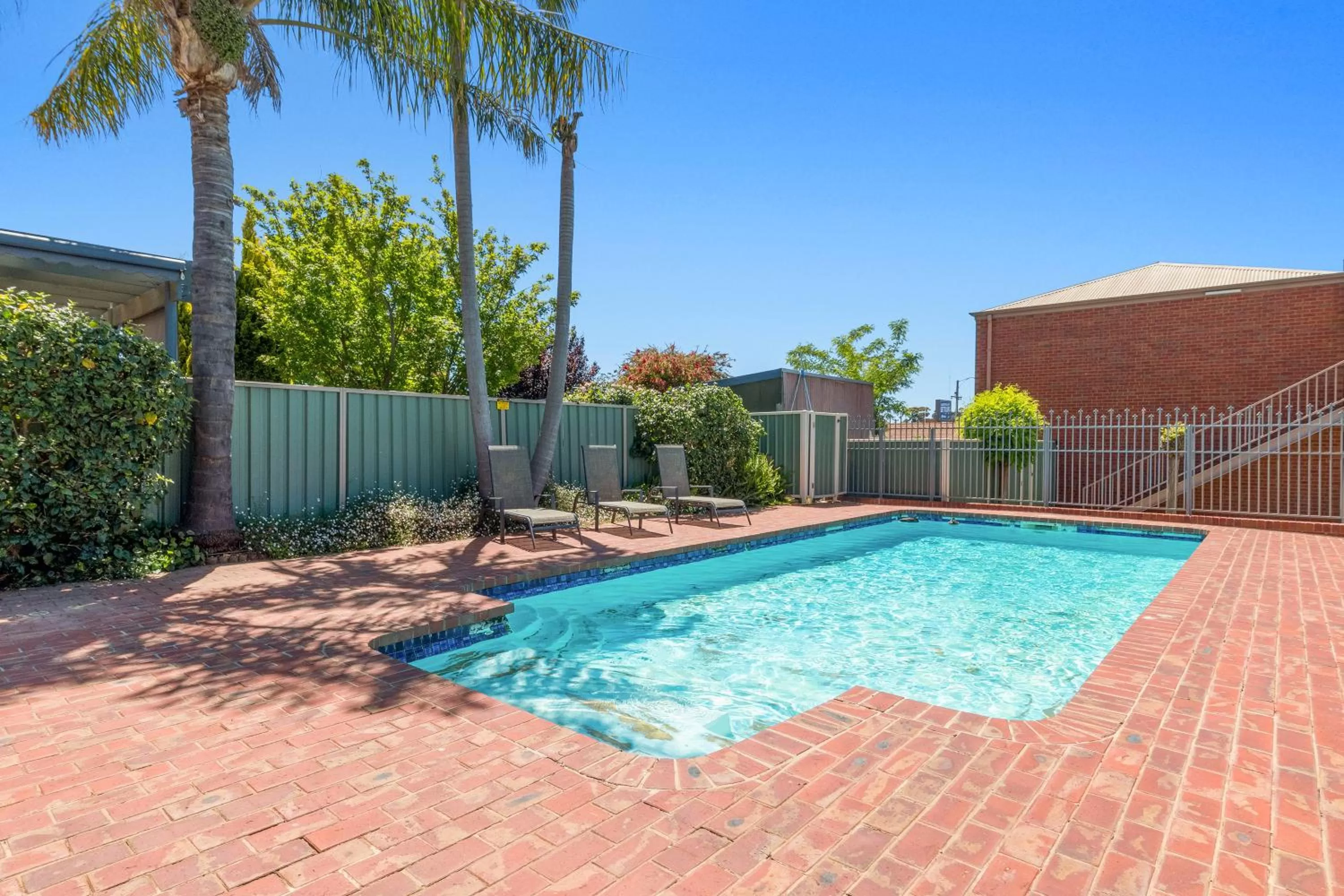 Swimming pool in Burke And Wills Motor Inn Swan Hill