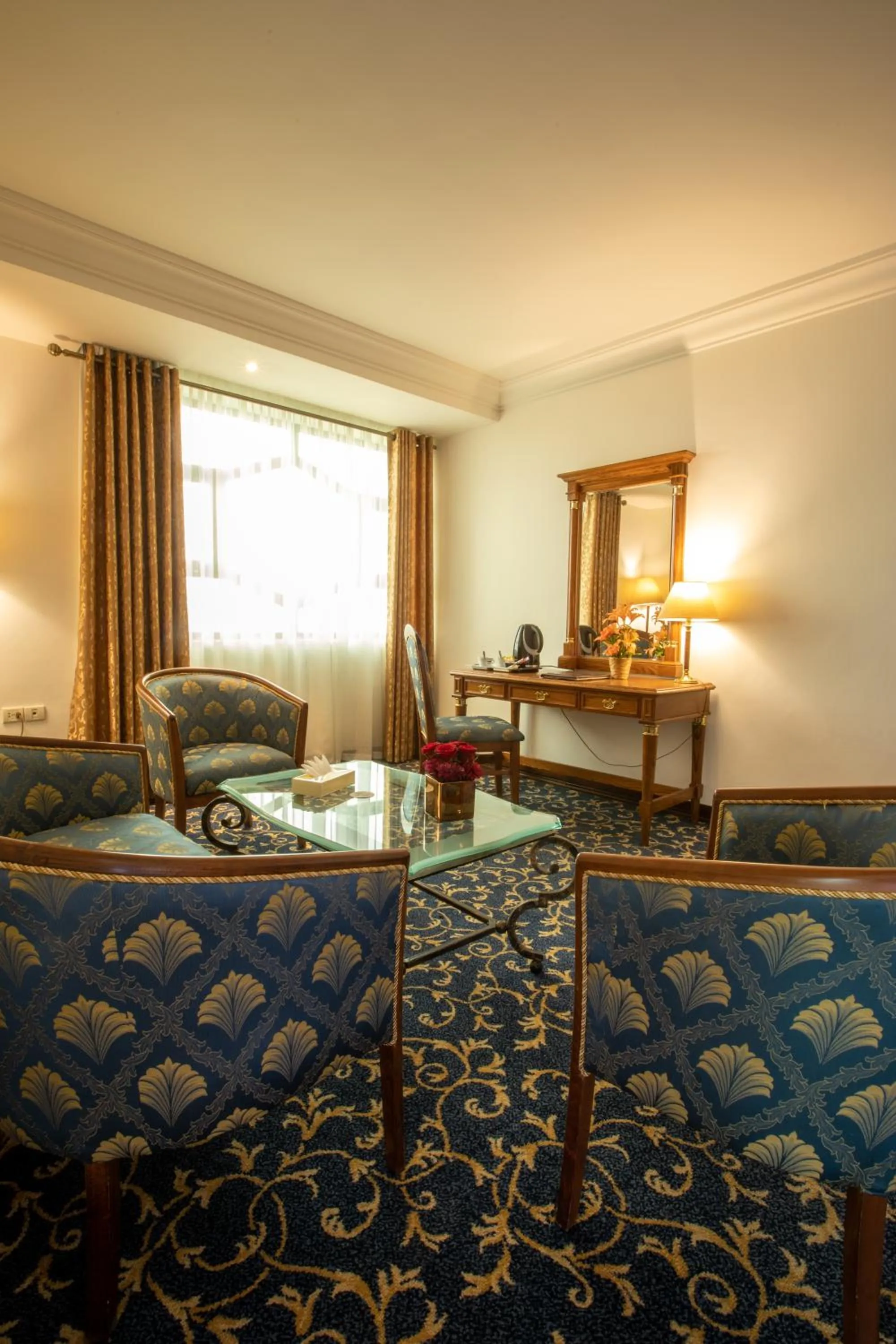 Living room in Bristol Hotel