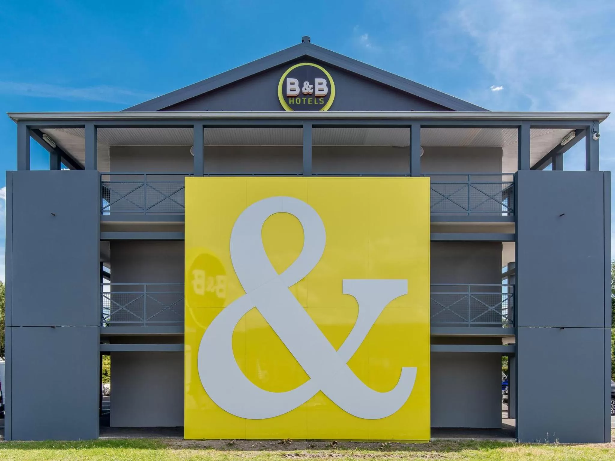 Facade/entrance in B&B HOTEL Troyes Barberey