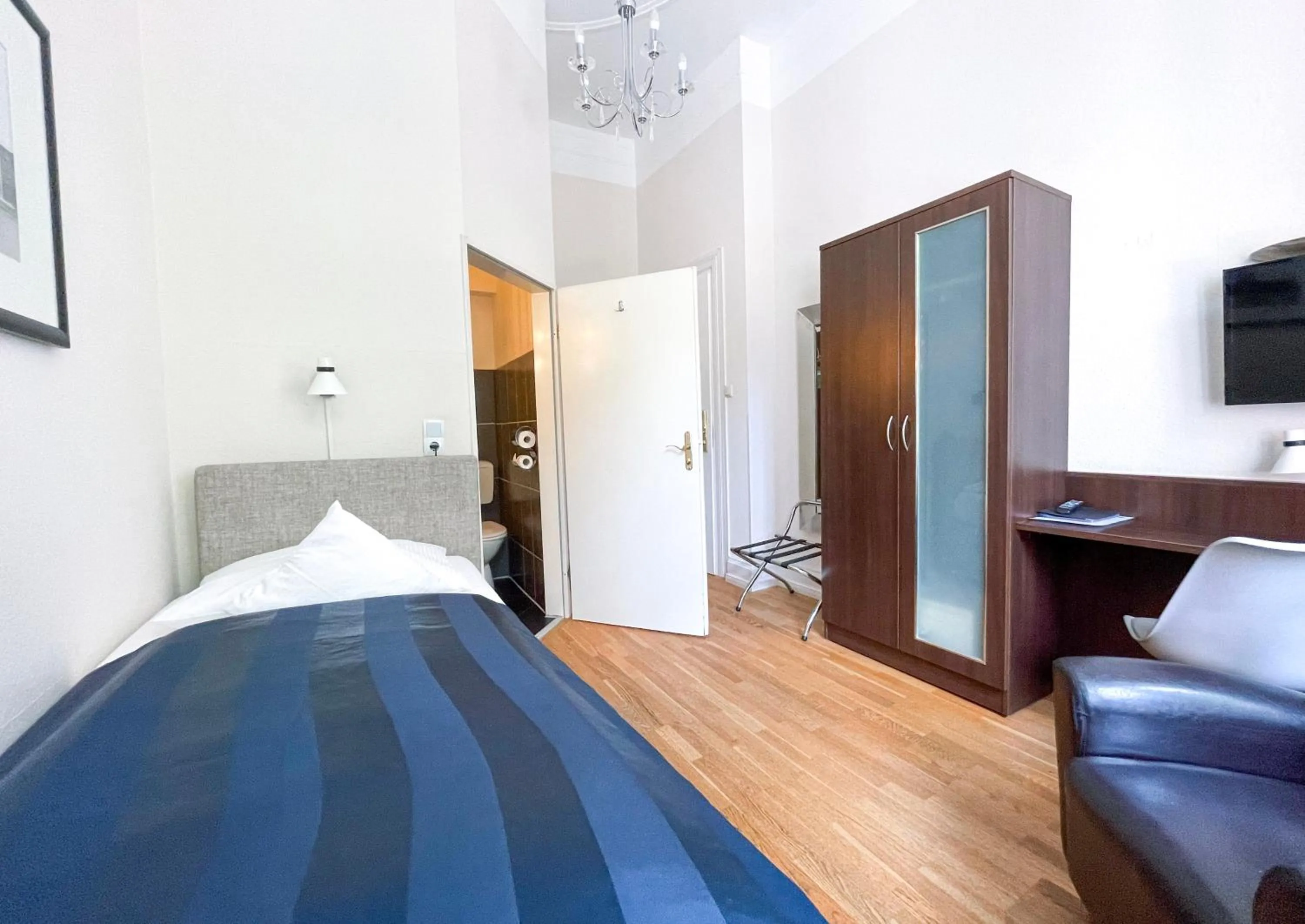 Photo of the whole room, Bed in Hotel Wagner im Dammtorpalais