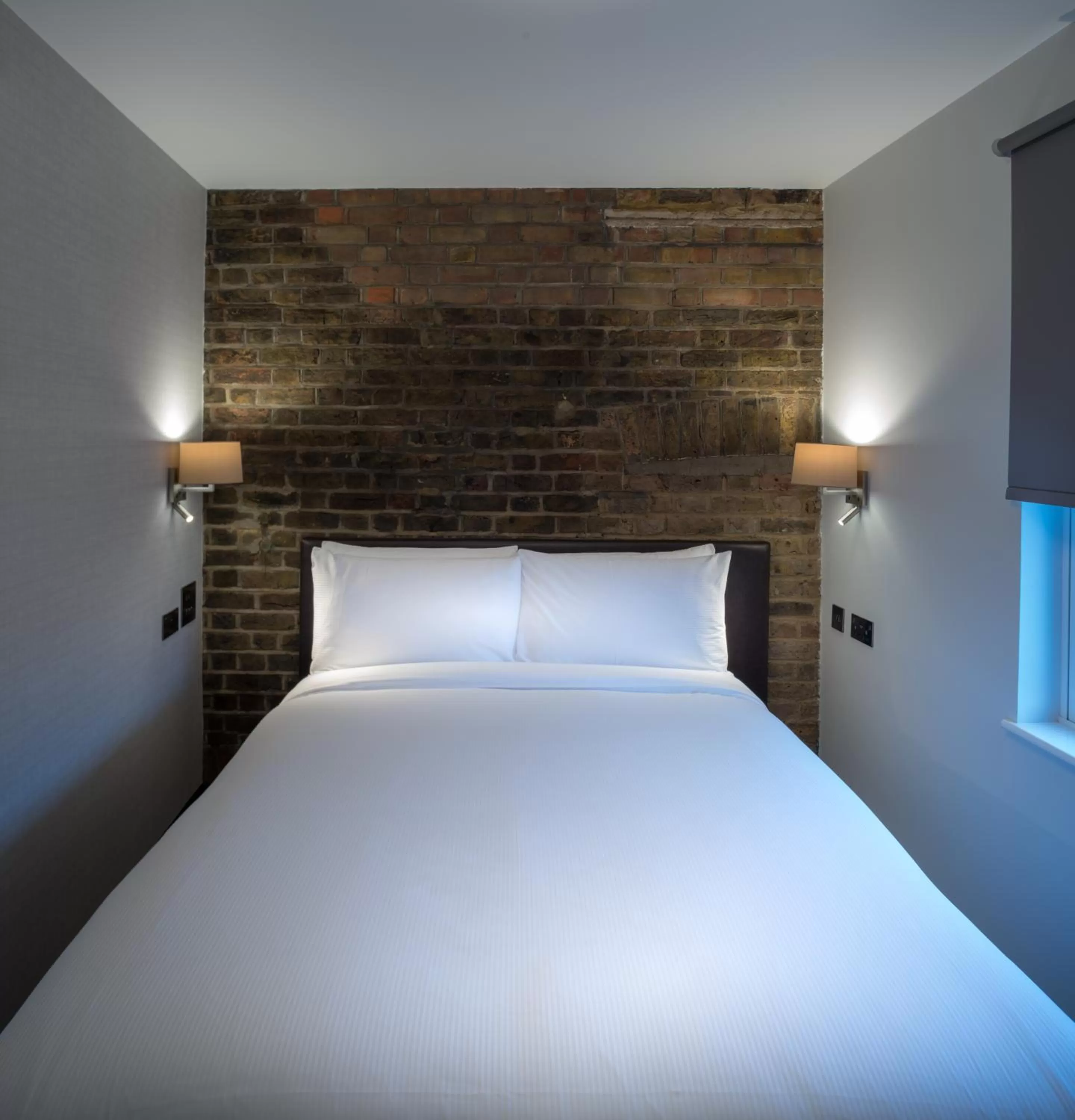 Bed in Camden Enterprise Hotel