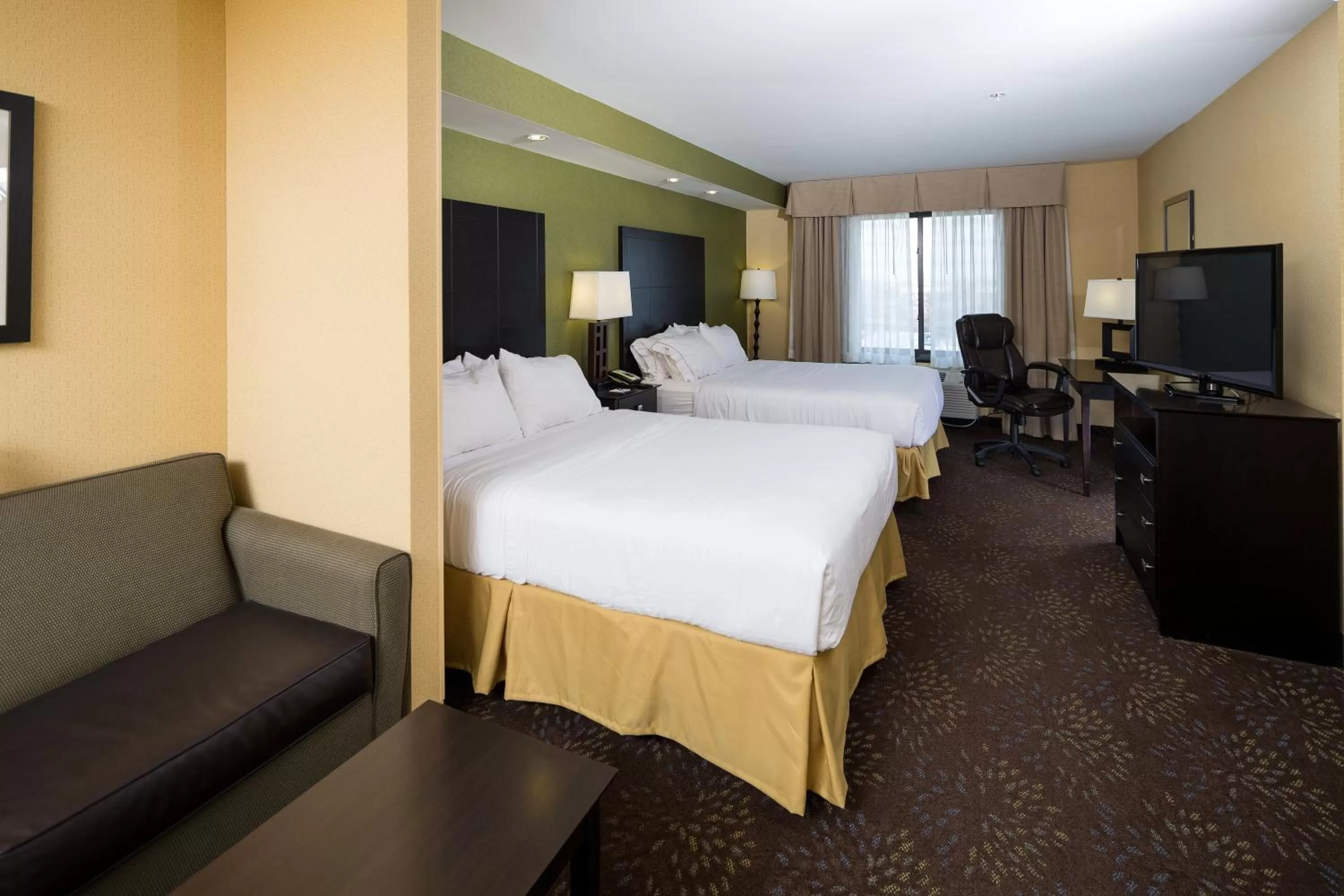 Photo of the whole room, Bed in Holiday Inn Express and Suites Detroit North-Troy by IHG