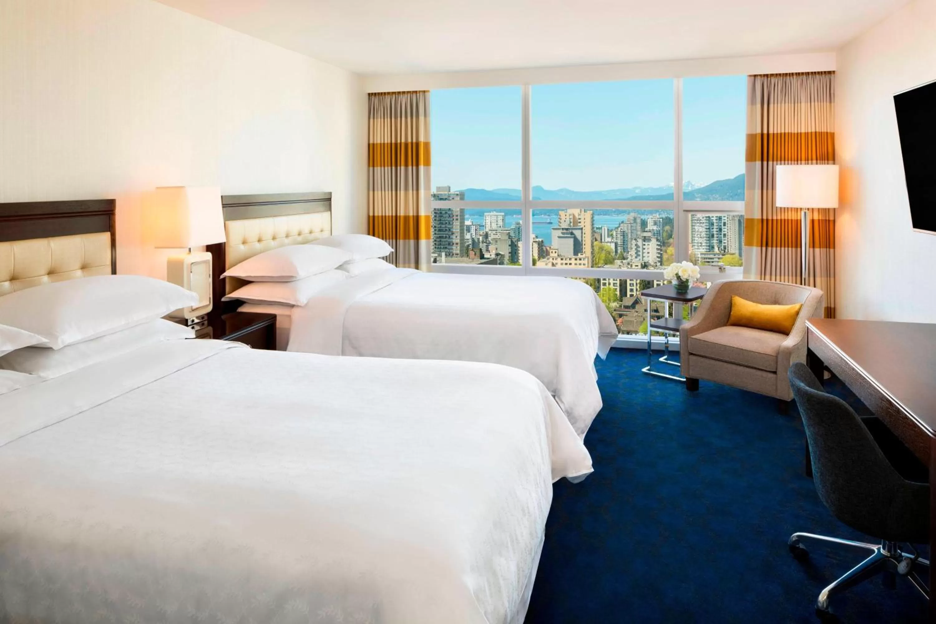 Photo of the whole room, Bed in Sheraton Vancouver Wall Centre