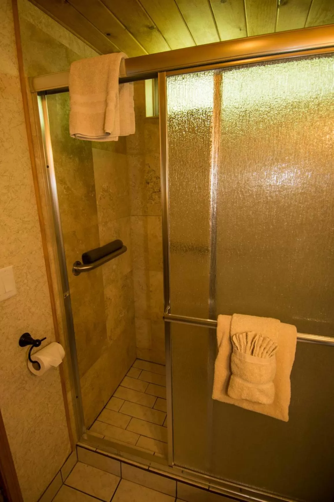 Bathroom in Hillcrest Suites & Cabins