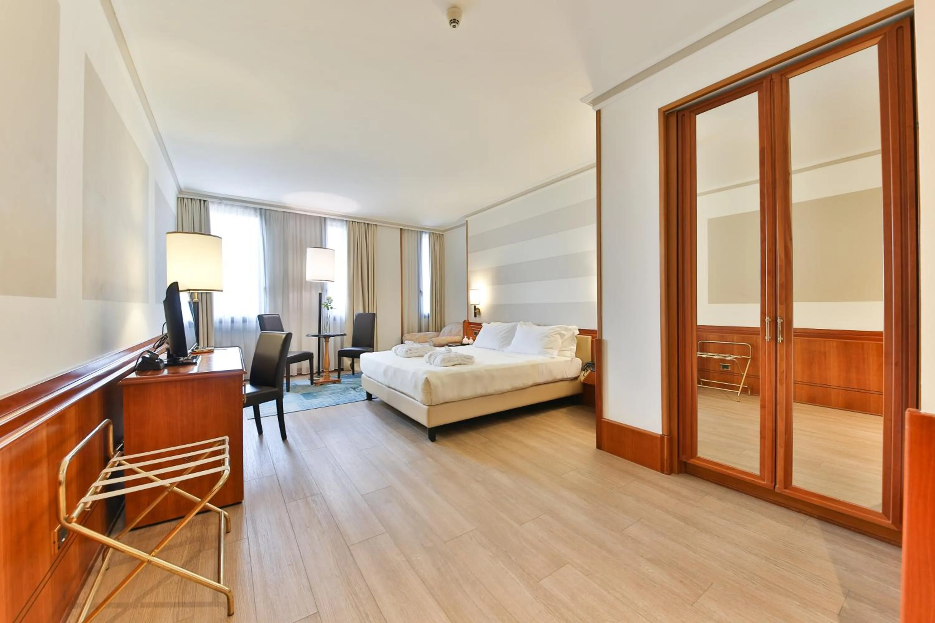 Photo of the whole room, Bed in Hotel Leon d'Oro