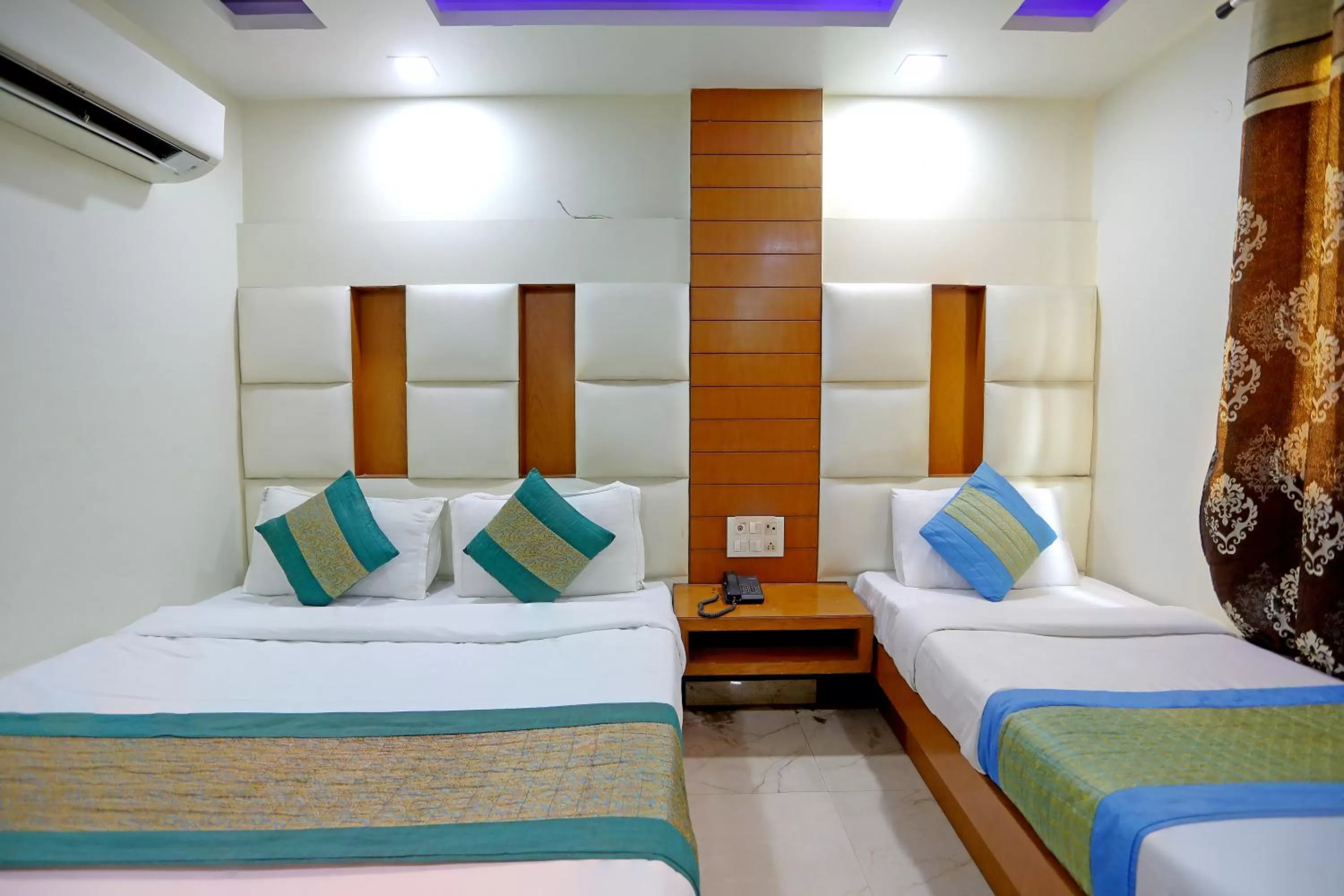 Photo of the whole room, Bed in Hotel Tashkent Palace - Walk in from New Delhi Station & Metro Station