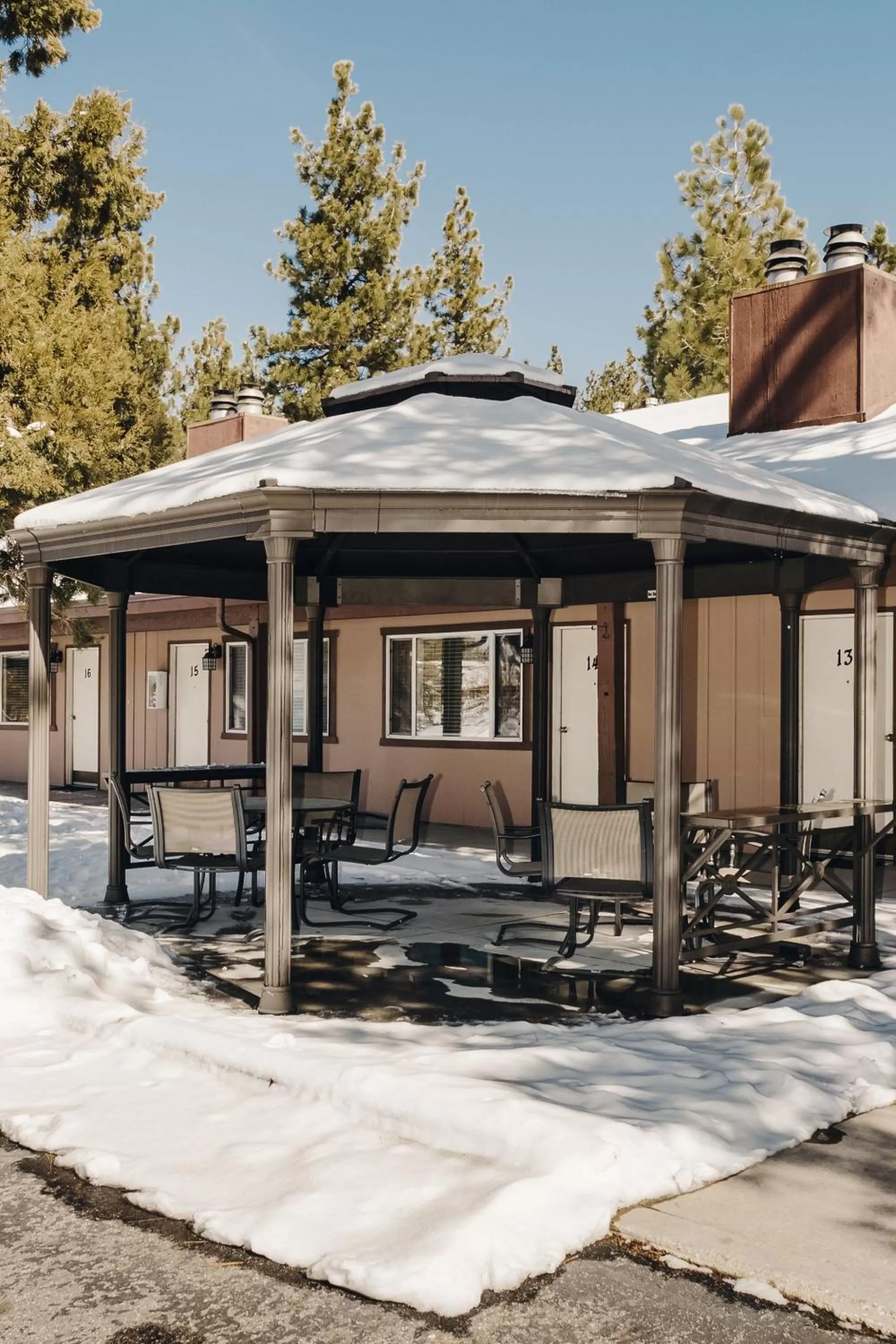 Vintage Lakeside Inn