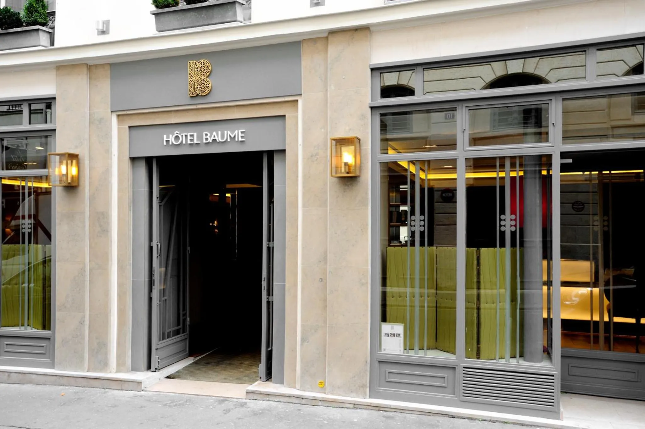 Facade/entrance in Hôtel Baume