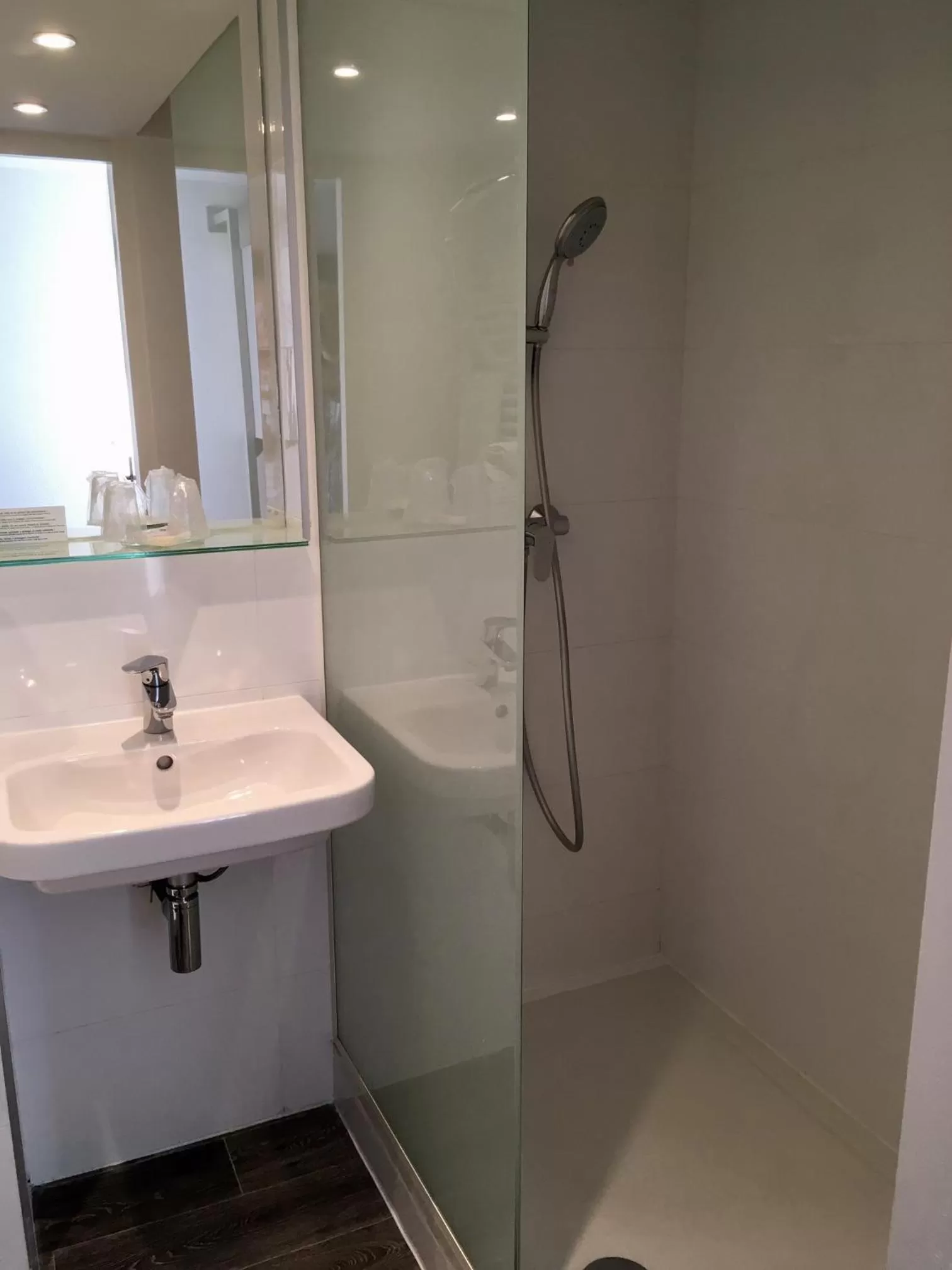 Shower in Hotel du Parc Euromédecine by AKENA
