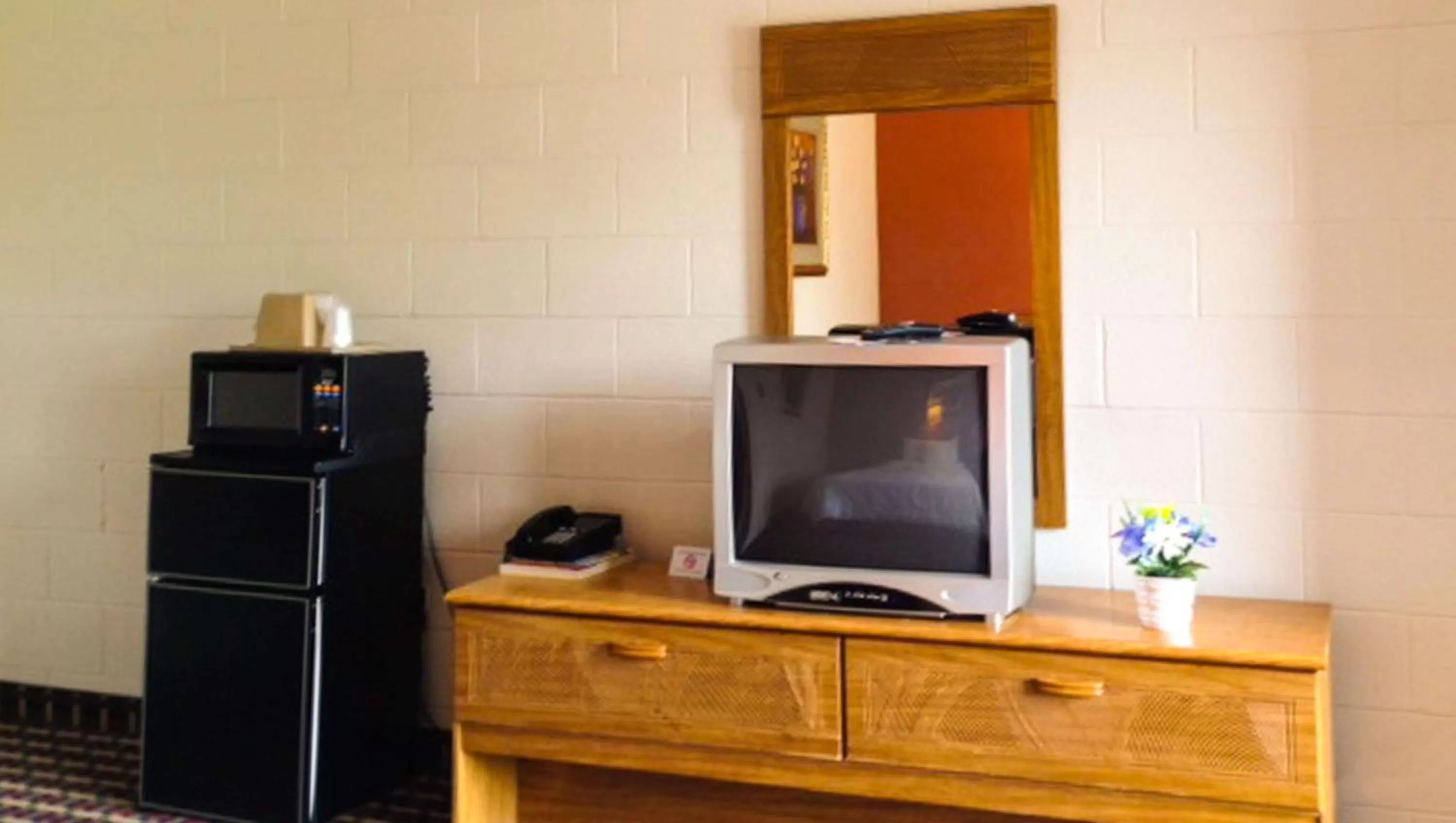 Photo of the whole room in Rodeway Inn Manchester I-90