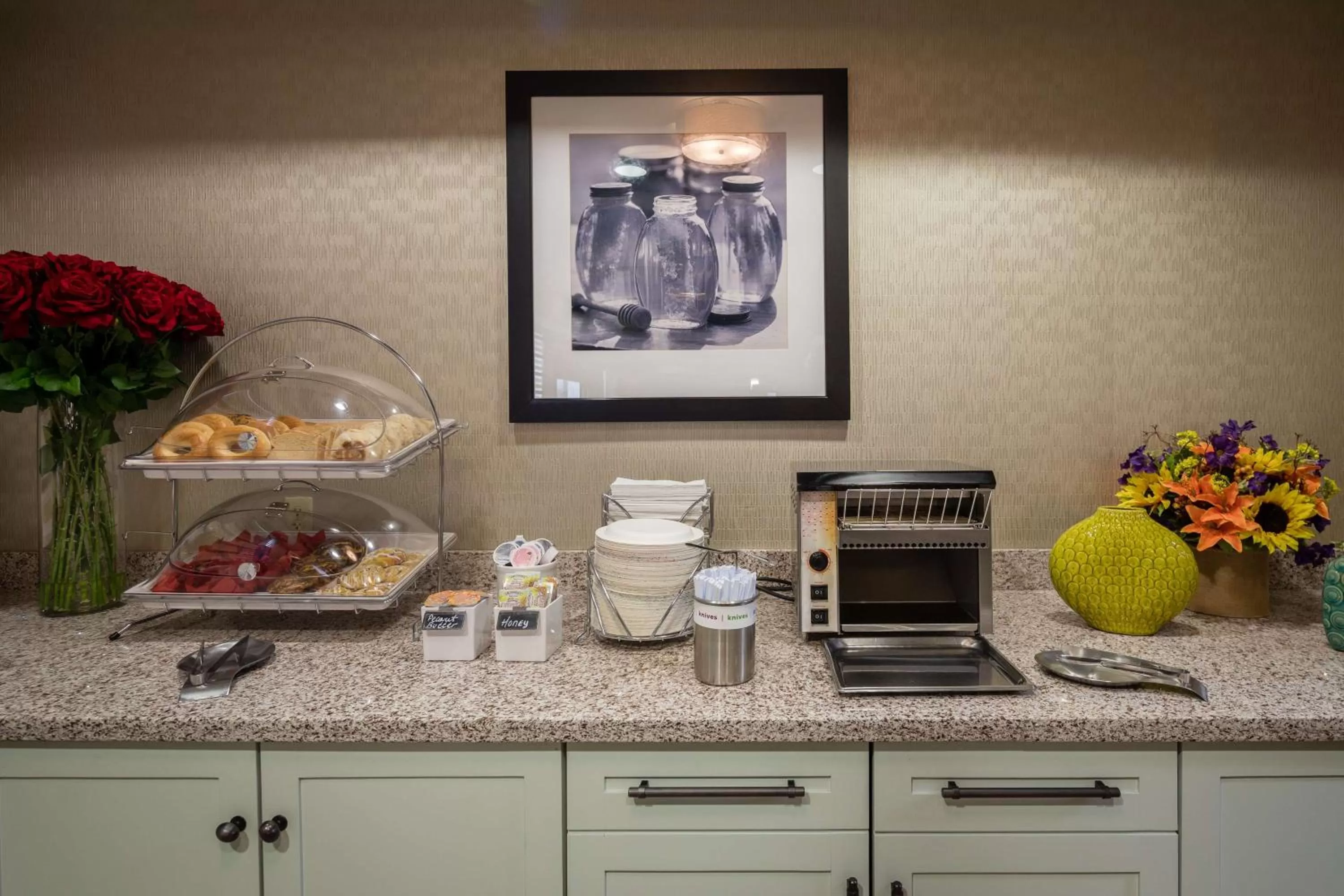 Dining area in Hampton Inn San Francisco Airport