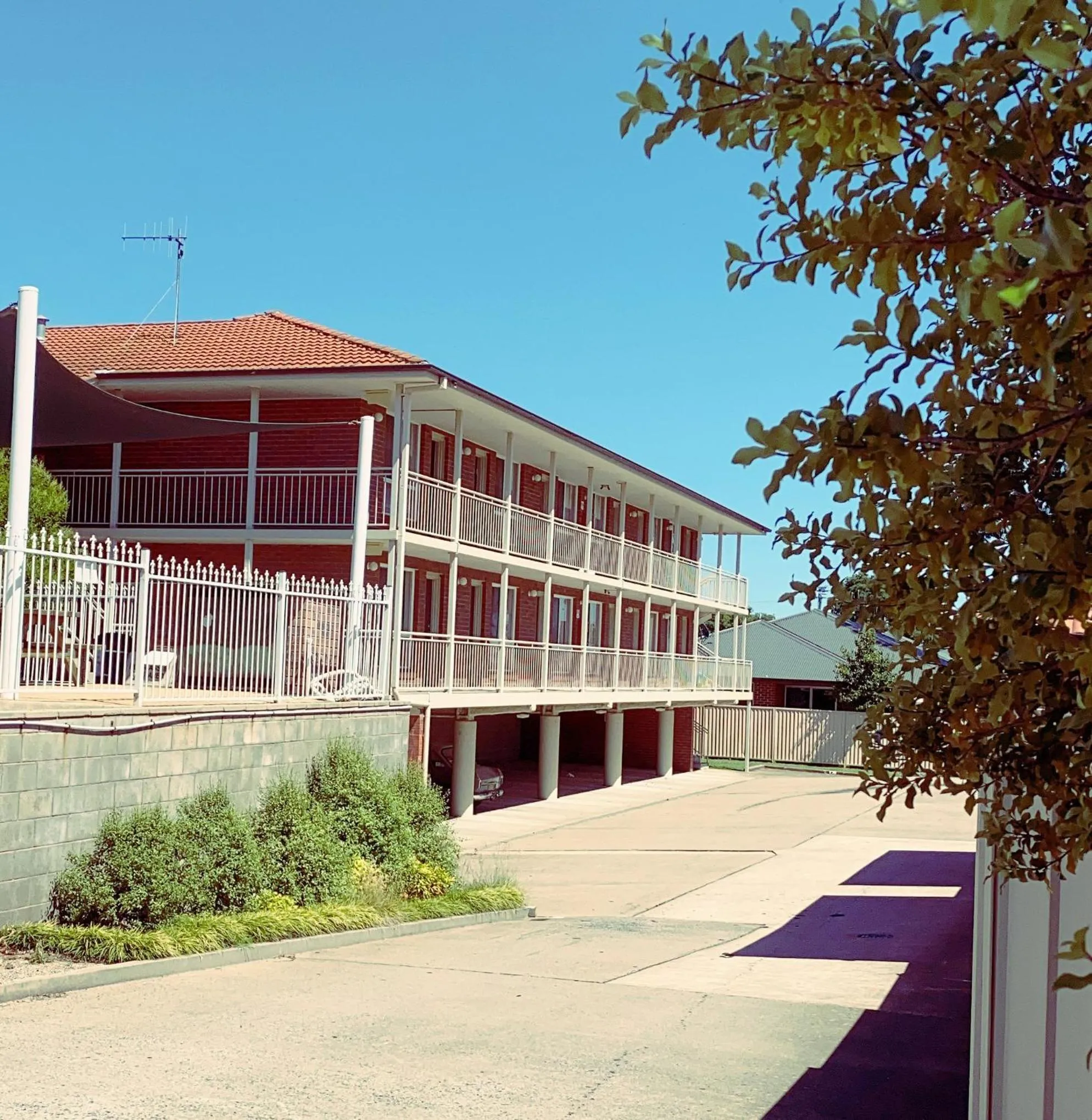 Property building in Bathurst Motor Inn