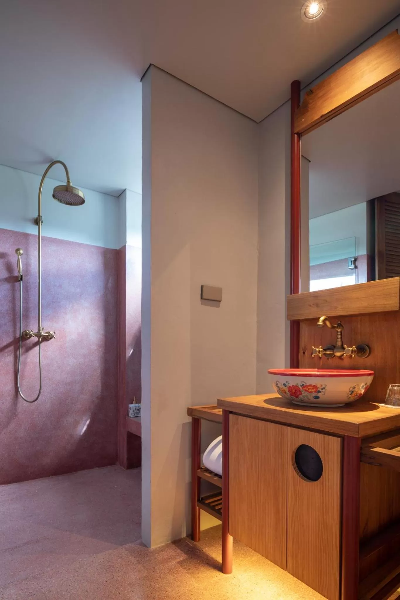 Shower in Hotel Gahn Khao Lak