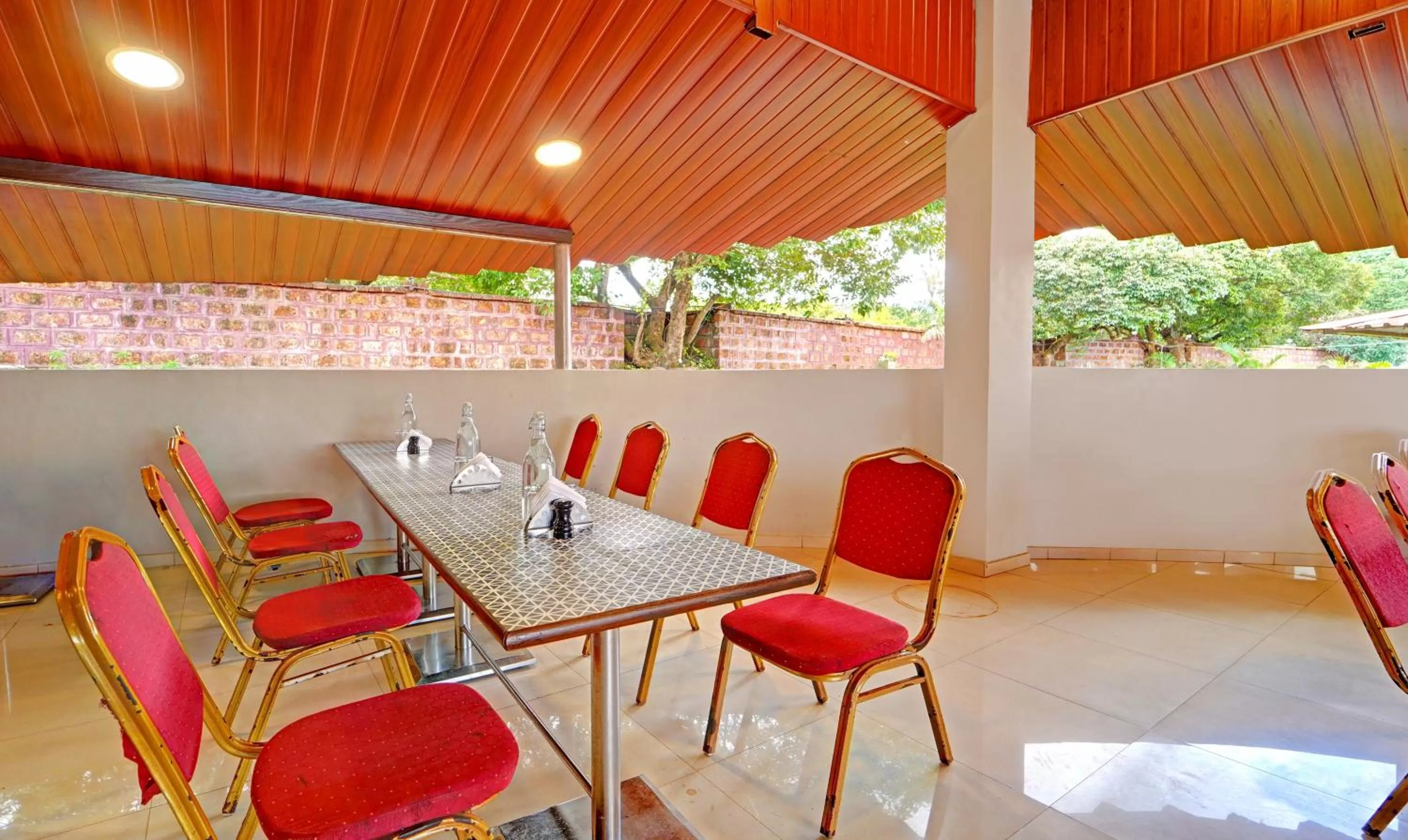 Restaurant/places to eat in Treebo Vhyomaan Resort With Swimming Pool