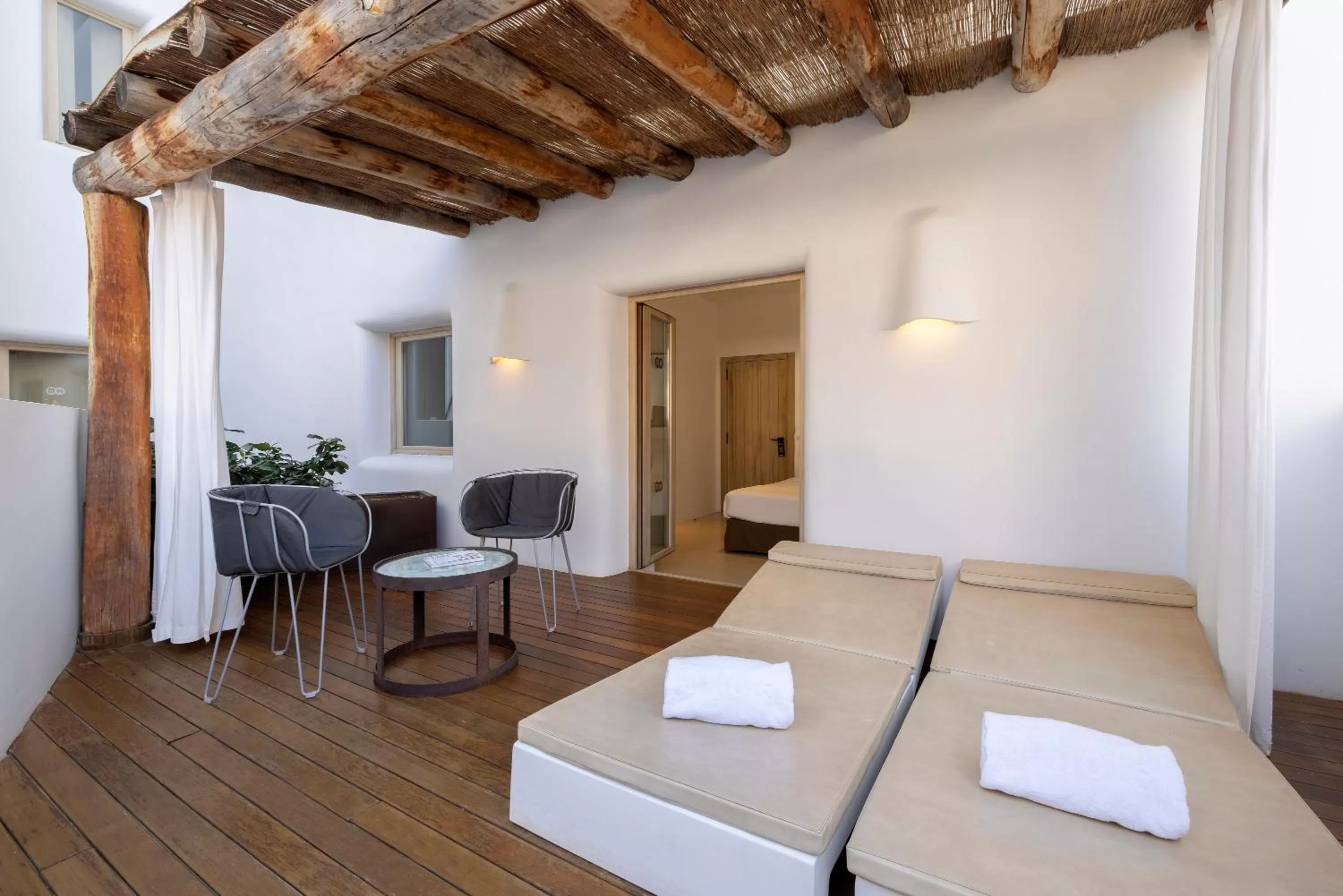 Seating area, Bed in HM Balanguera