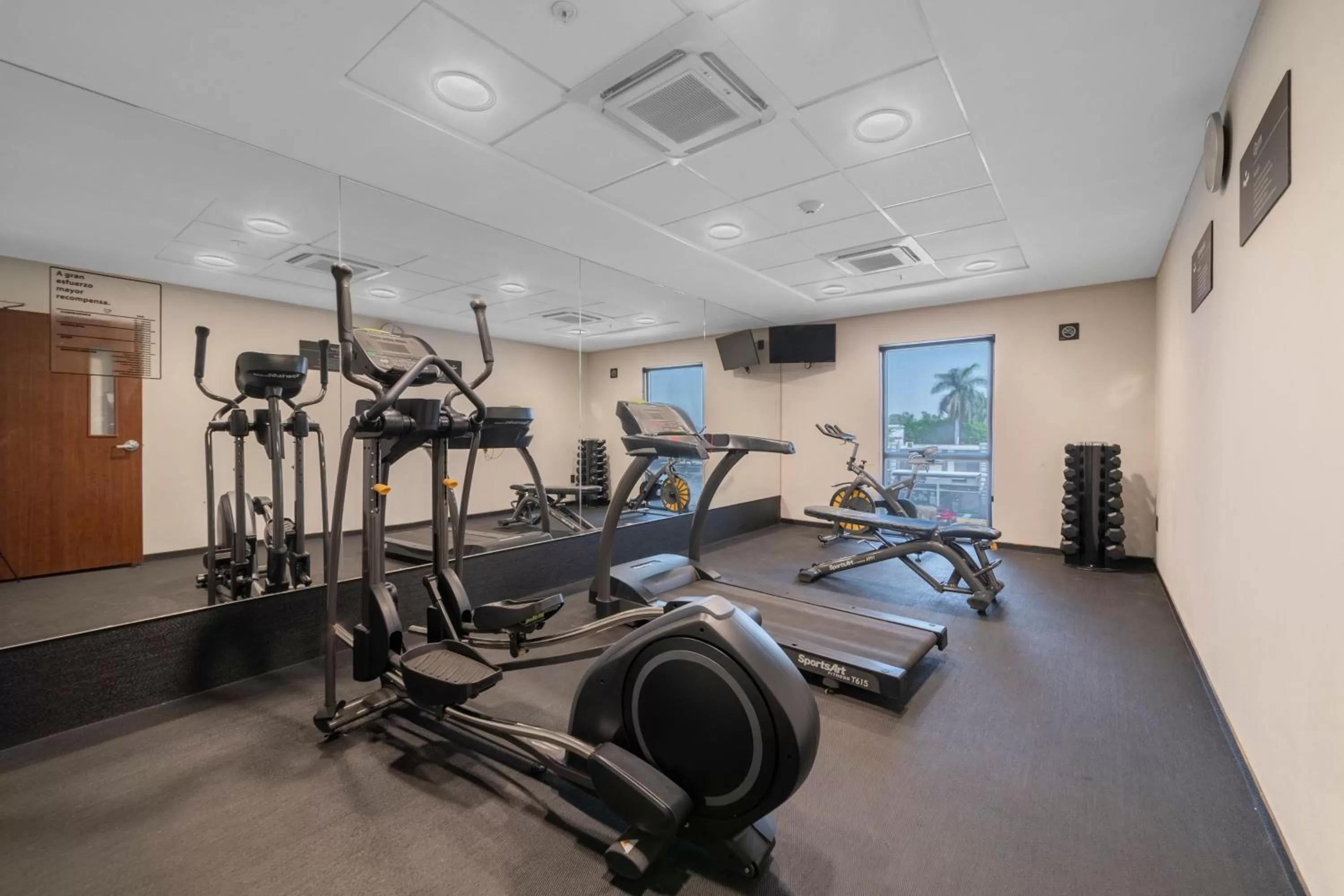 Fitness centre/facilities in City Express Plus by Marriott Guadalajara Palomar