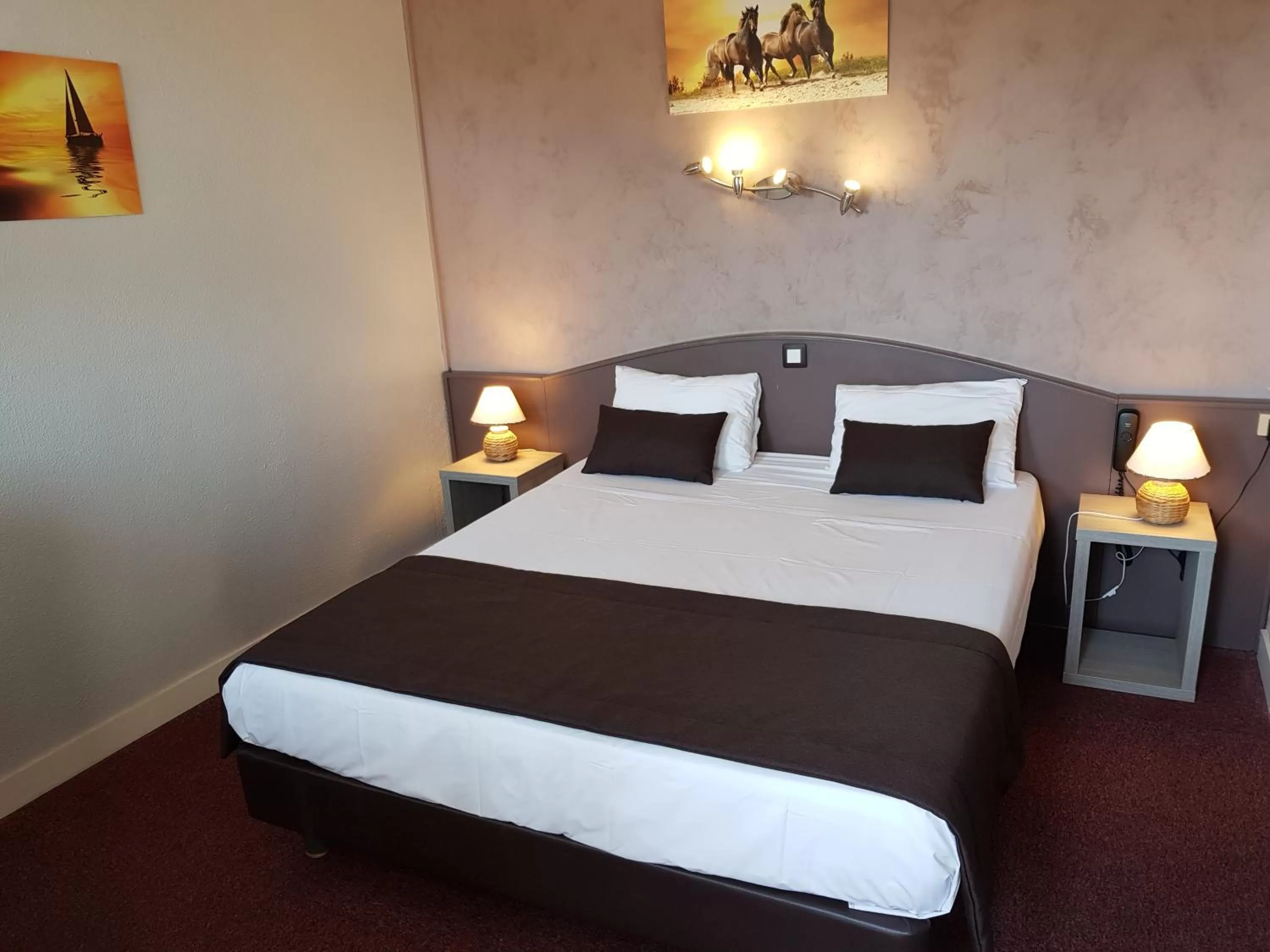 Photo of the whole room, Bed in Hôtel Port Beach