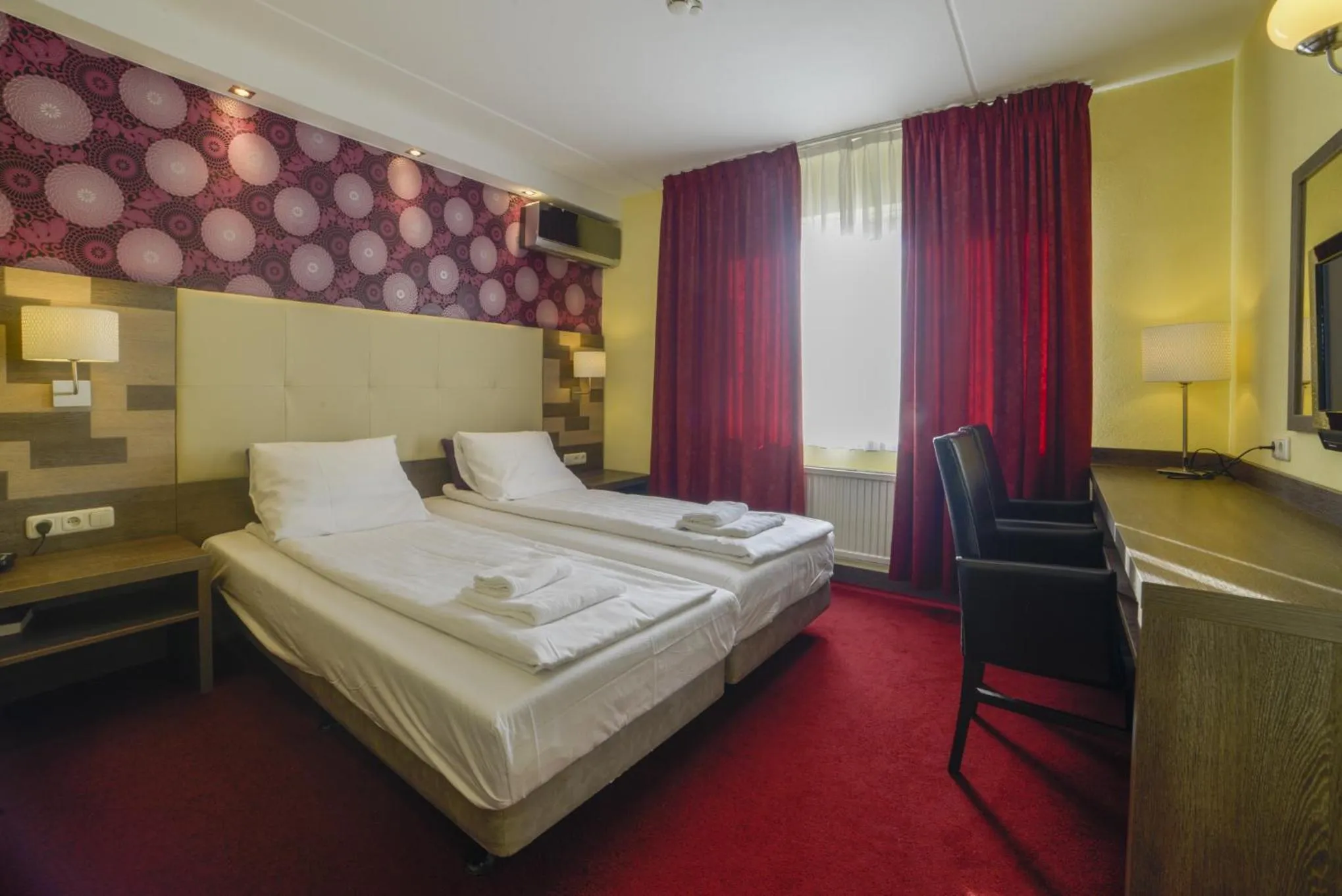 Bed in Hotel Zwanenburg Amsterdam Airport