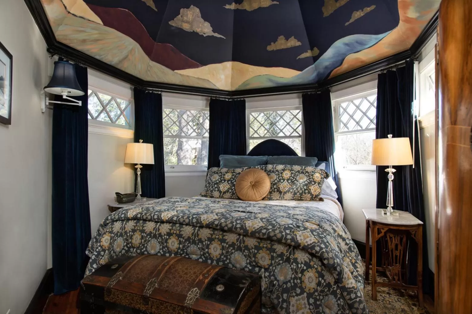 Bed in Black Walnut B&B Inn