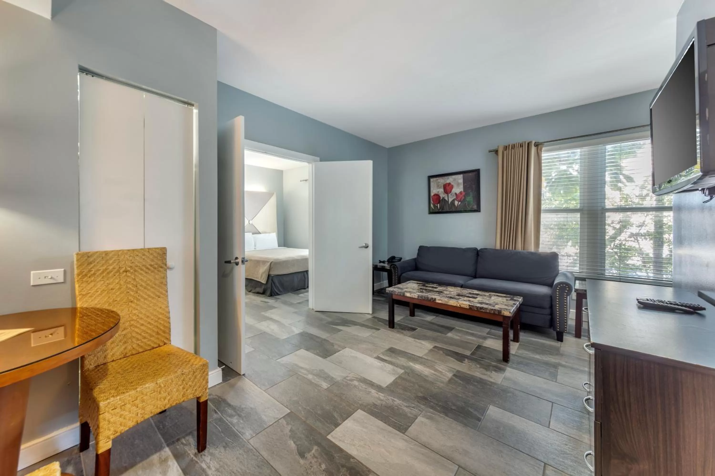 Seating Area in La Flora by LuxUrban