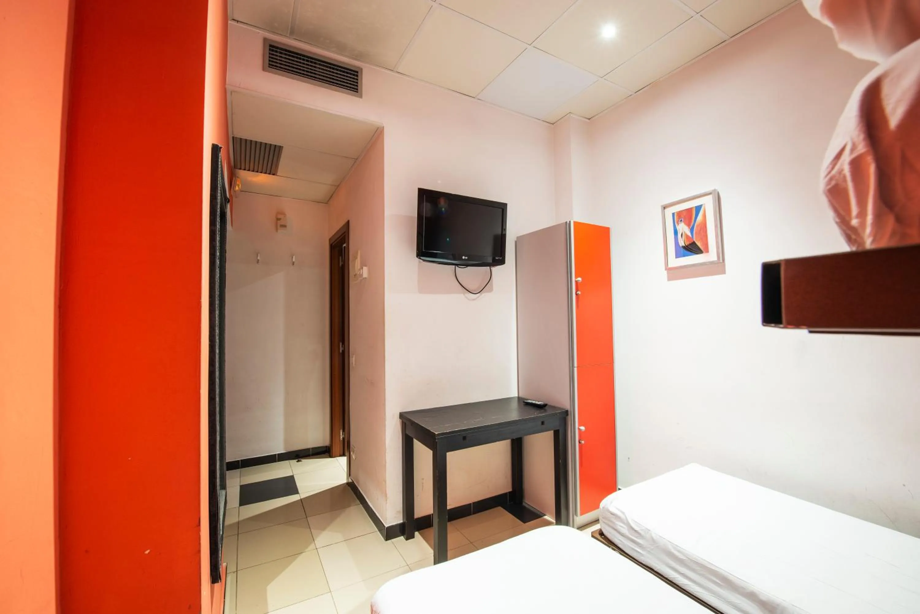 TV and multimedia, Bed in Safestay Barcelona Passeig de Gràcia