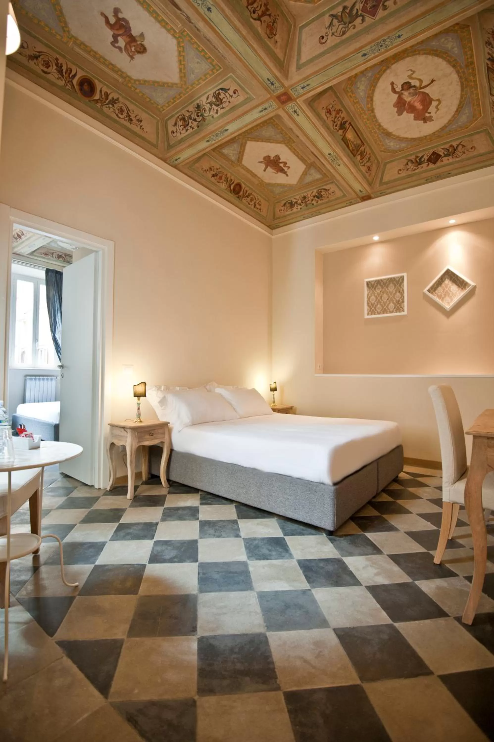 Photo of the whole room, Bed in Little Queen Suite